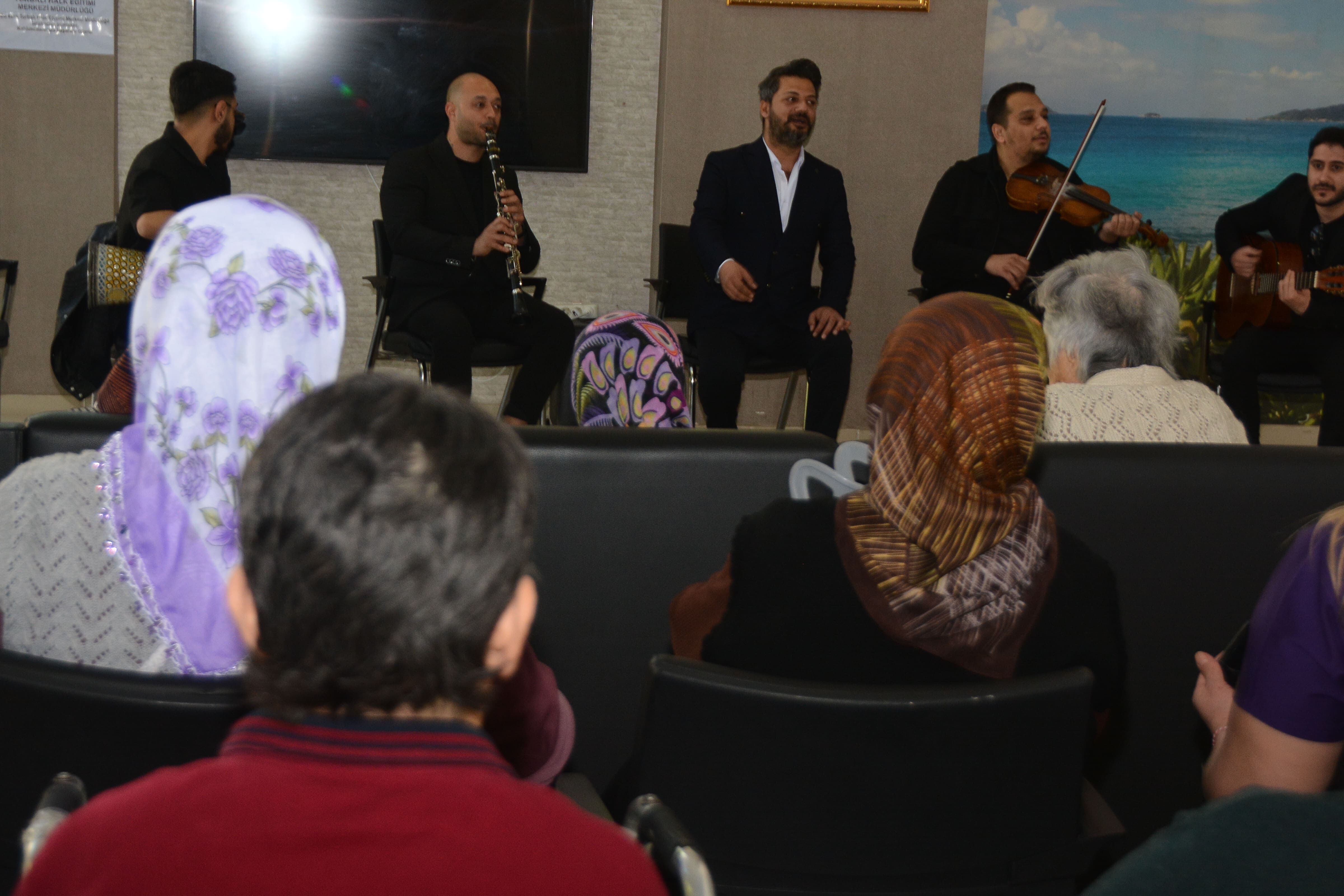 Torbalı Huzurevi Yaşlı Bakım Ve Rehabilitasyon Merkezi Sakinleri, Yaşlılar Haftası Kapsamında Düzenlenen Müzik Etkinliğiyle Keyifli Saatler Geçirdi (4)