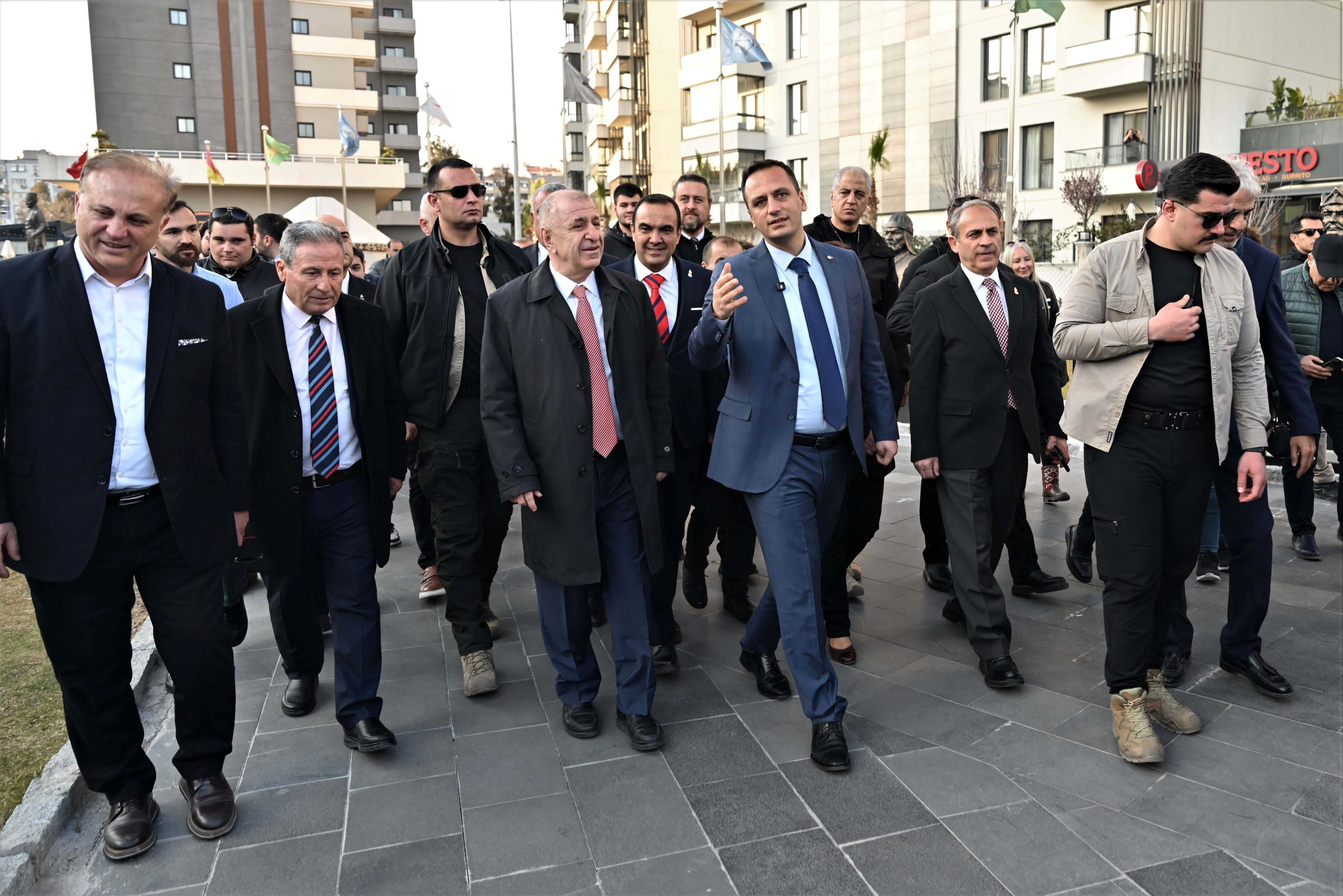 Ümit Özdağ’dan Bornova’daki Abide I Hürriyet Meydanı’na Övgü (1)