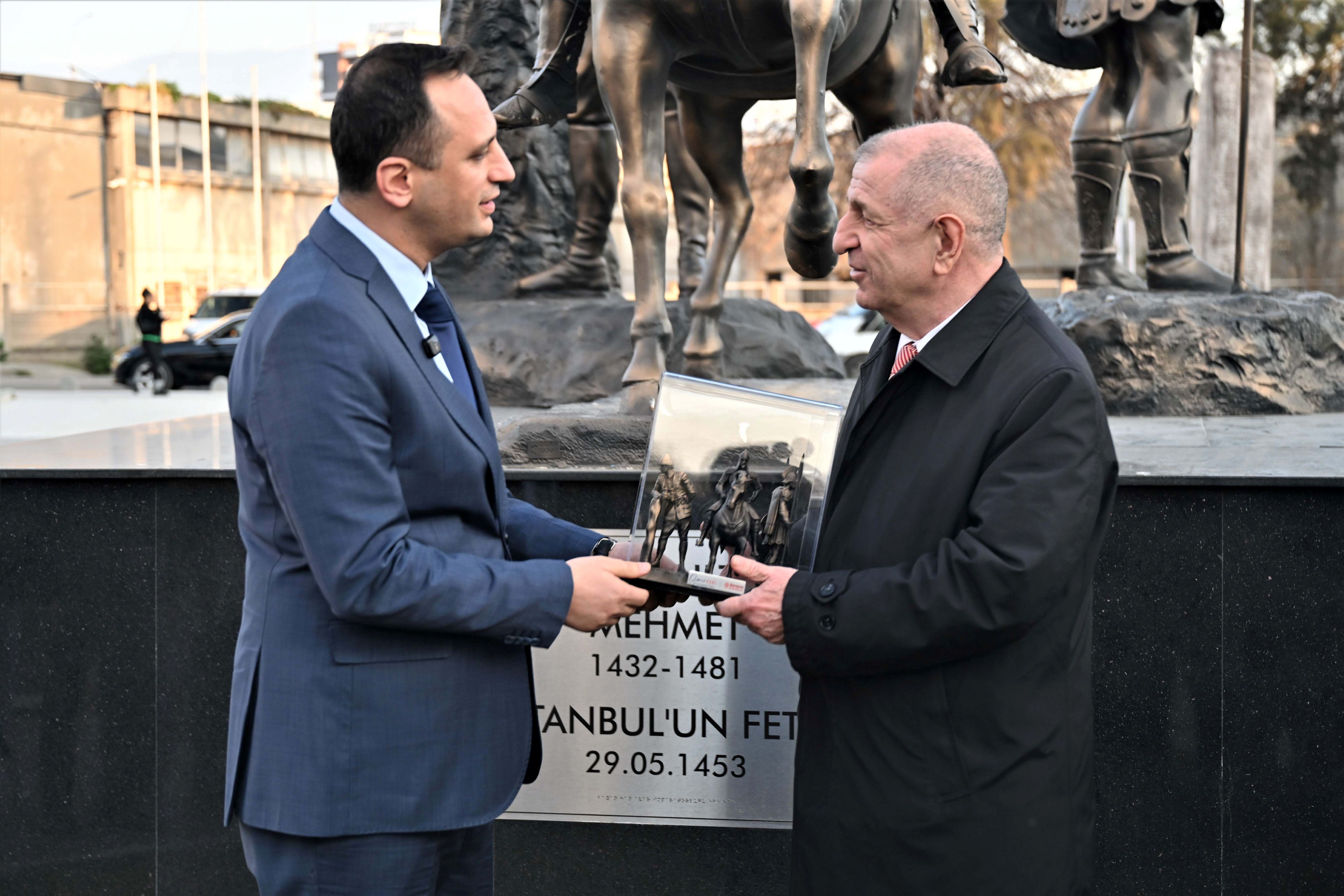 Ümit Özdağ’dan Bornova’daki Abide I Hürriyet Meydanı’na Övgü (2)