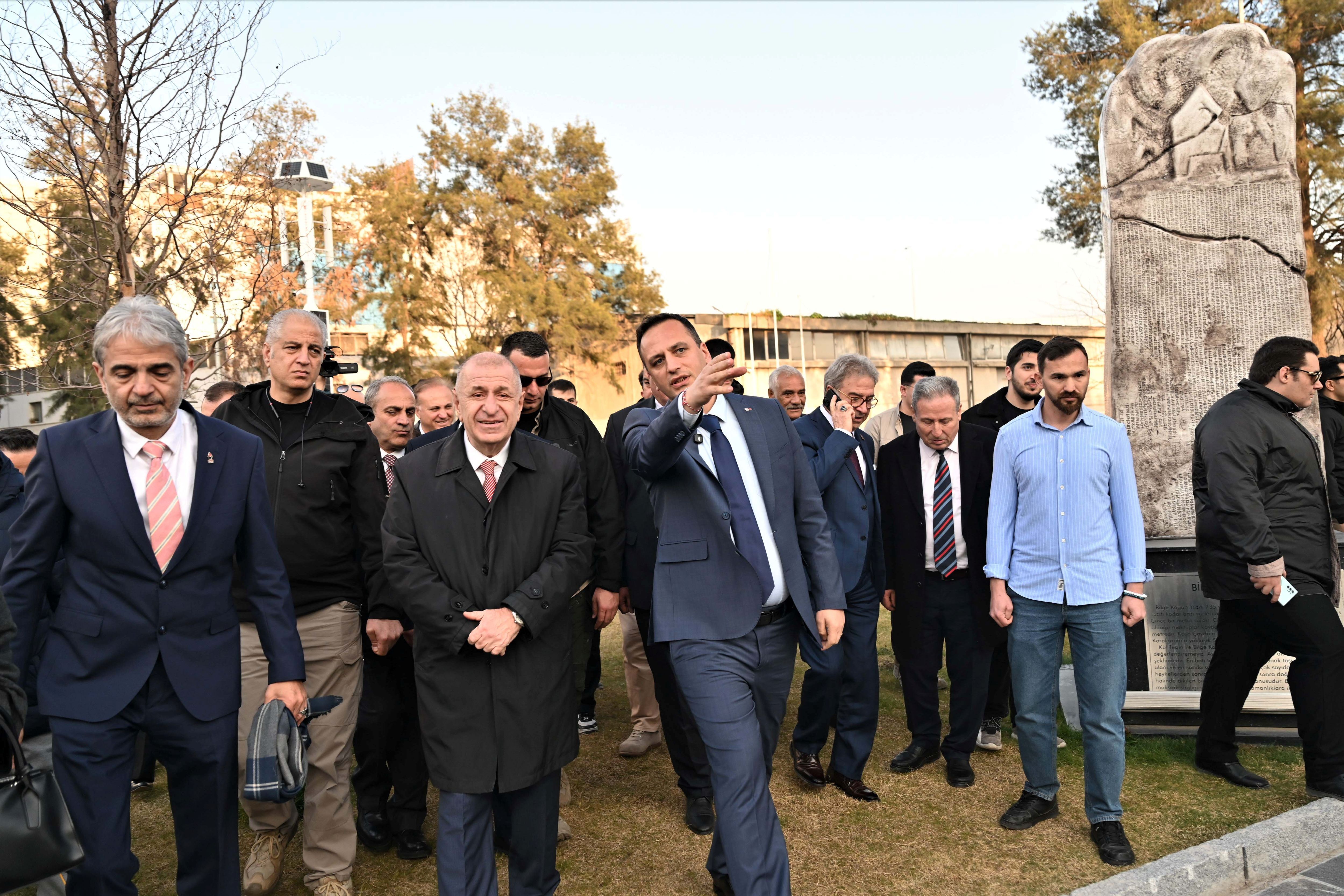 Ümit Özdağ’dan Bornova’daki Abide I Hürriyet Meydanı’na Övgü (3)