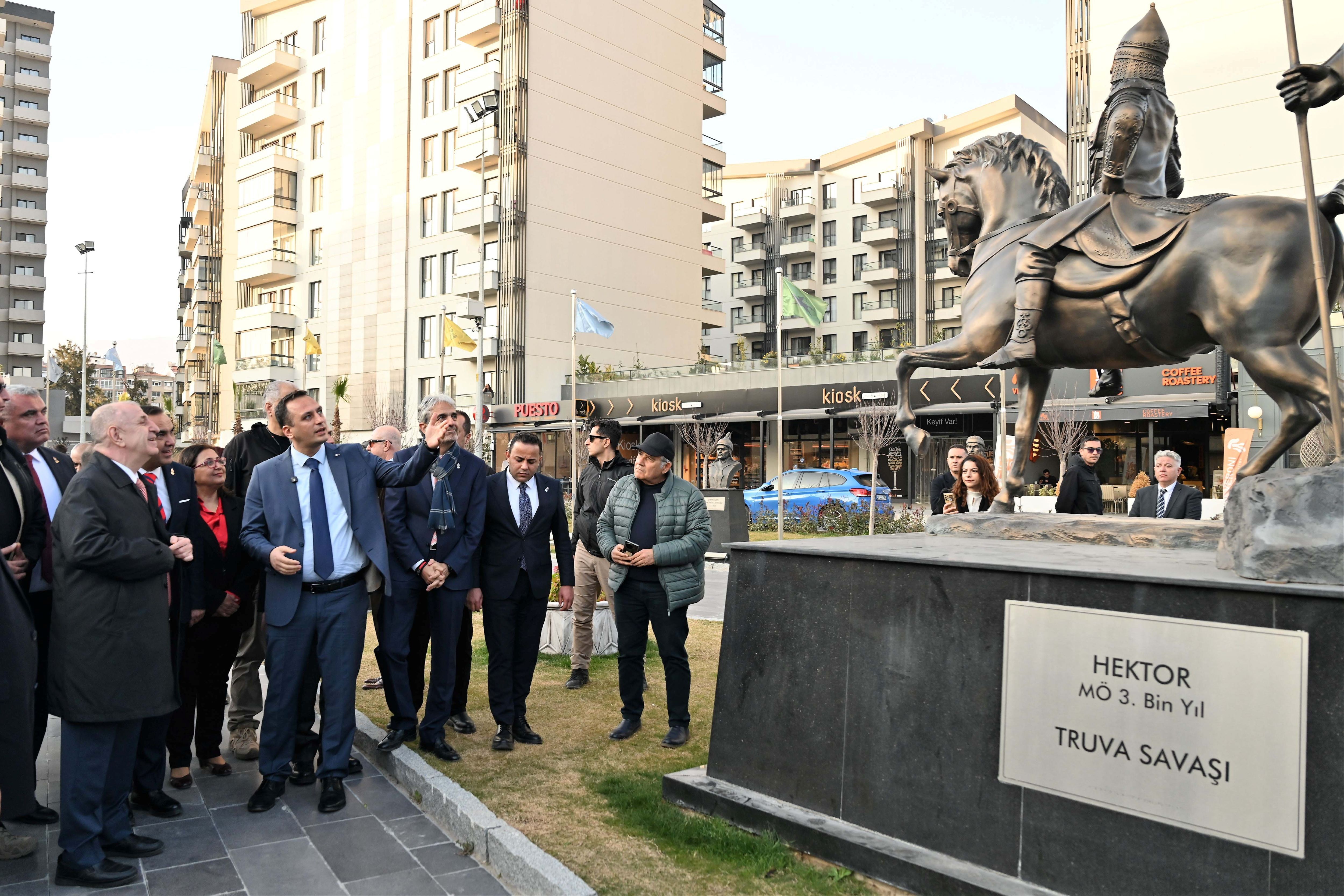Ümit Özdağ’dan Bornova’daki Abide I Hürriyet Meydanı’na Övgü (5)
