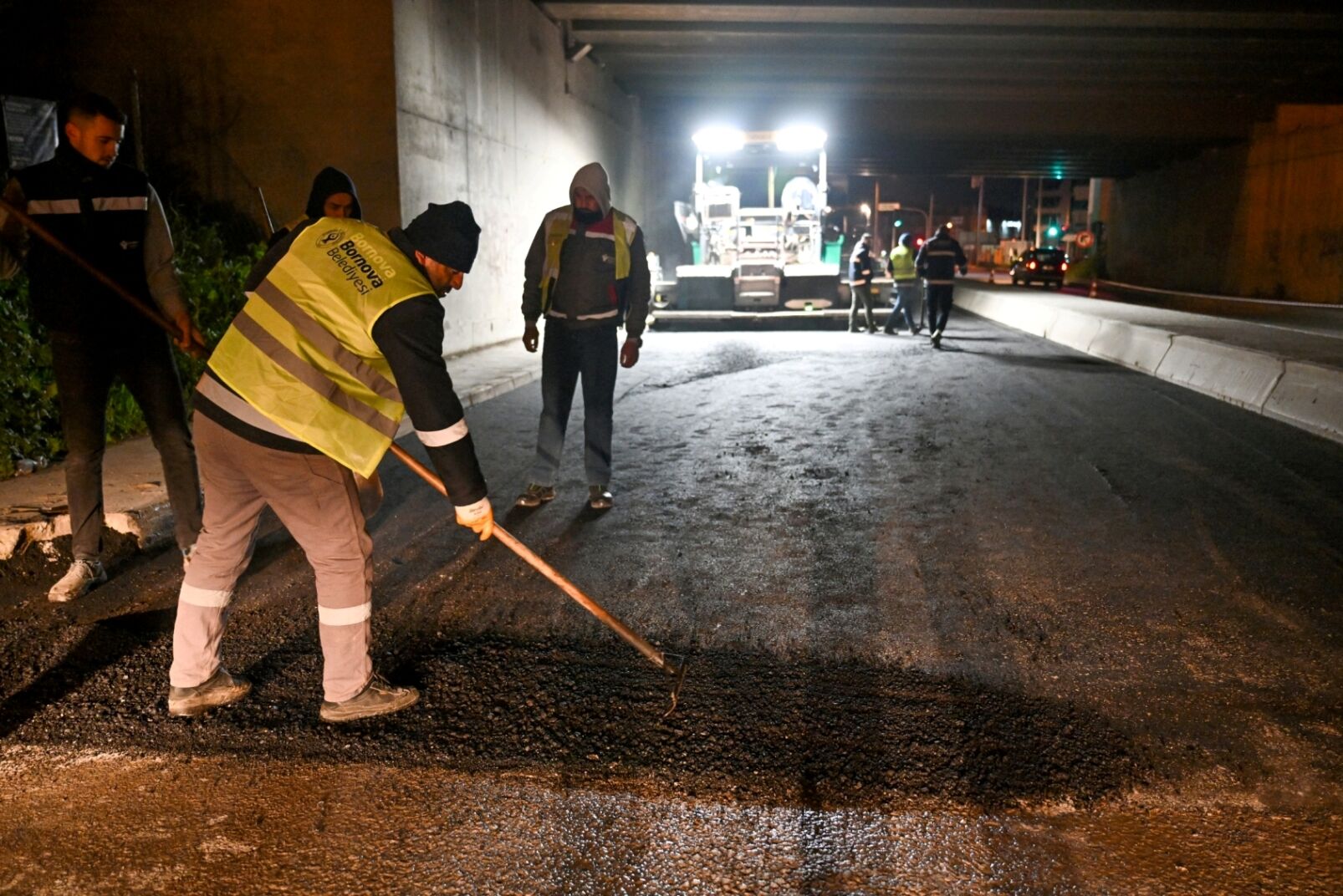 Bornova’da yağmur sonrası asfalt mesaisi başladı