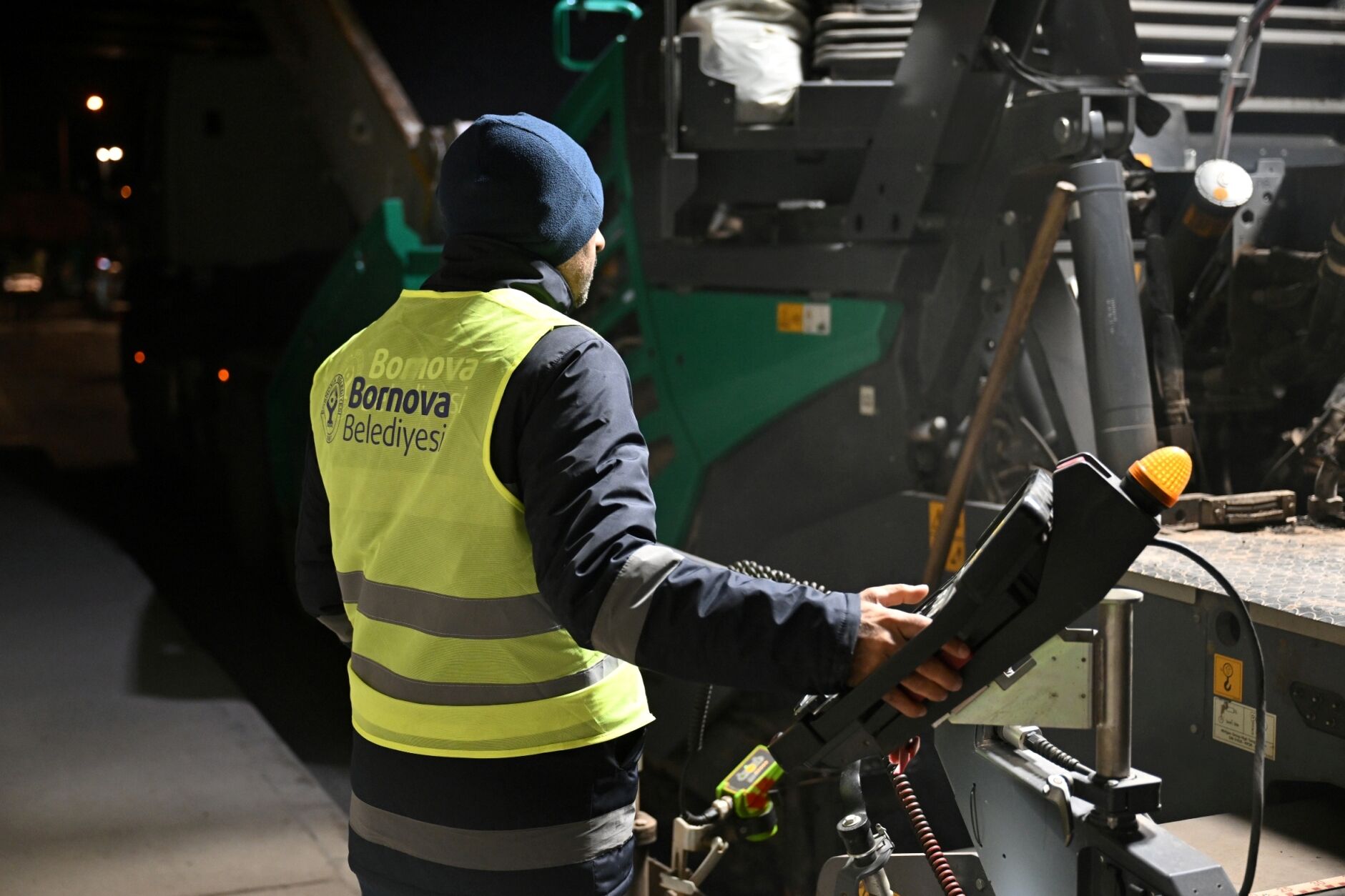 Bornova’da yağmur sonrası asfalt mesaisi başladı