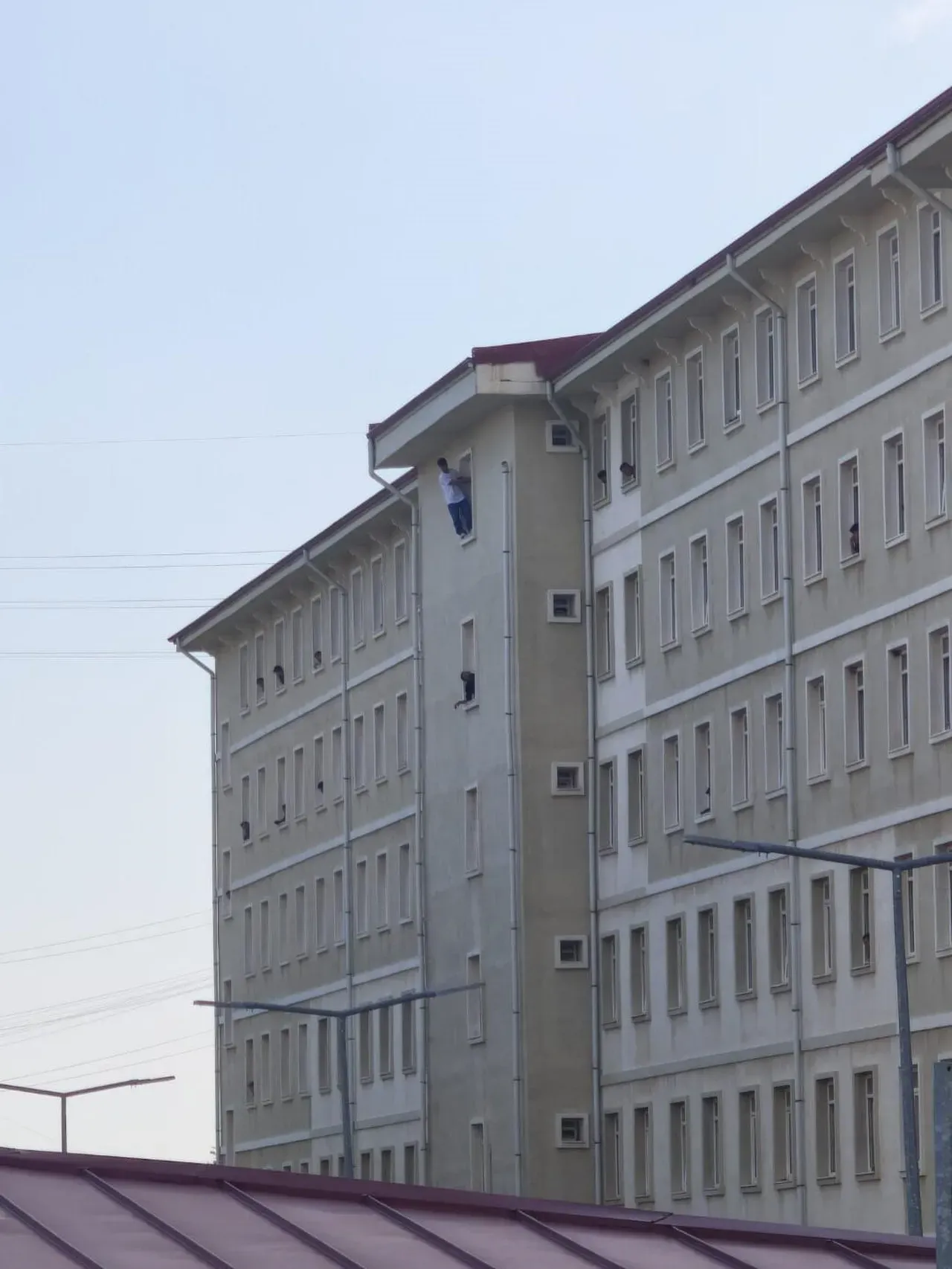 Yurt Penceresinden Atlayan Genç Kurtarılamadı! (1)