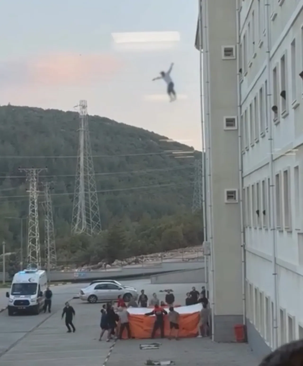 Yurt Penceresinden Atlayan Genç Kurtarılamadı! (2)