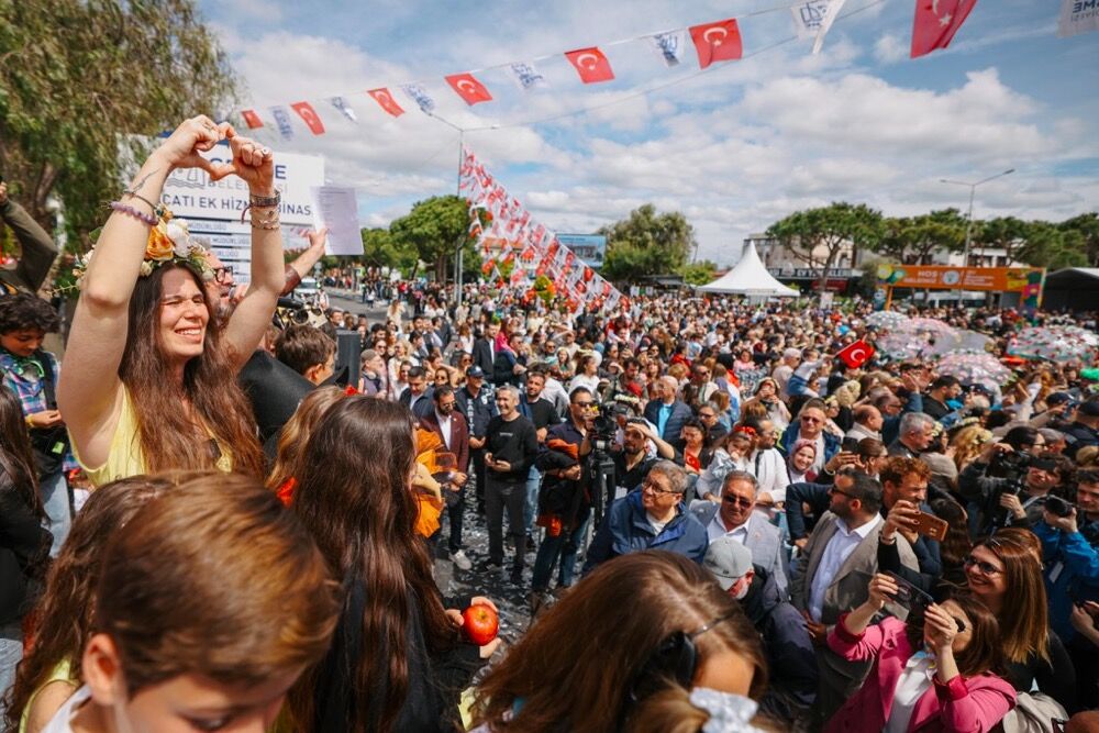 15. Uluslararası Alaçatı Ot Festivali’nin Görkemli Korteji Ve 23 Nisan Gururu Bir Arada Photo 2026 04 23 16 33 23 10