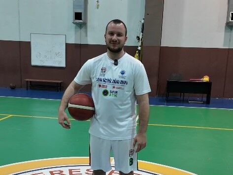 Menderes Belediyesi 1957 Menderes Spor Kulübü Erkek Basketbol A Takımı, Sıfır Atık Günü kapsamında sahaya ‘Doğada Duyarlı’ mesajı taşıyan tişörtlerle çıkarak farkındalık oluşturdu.