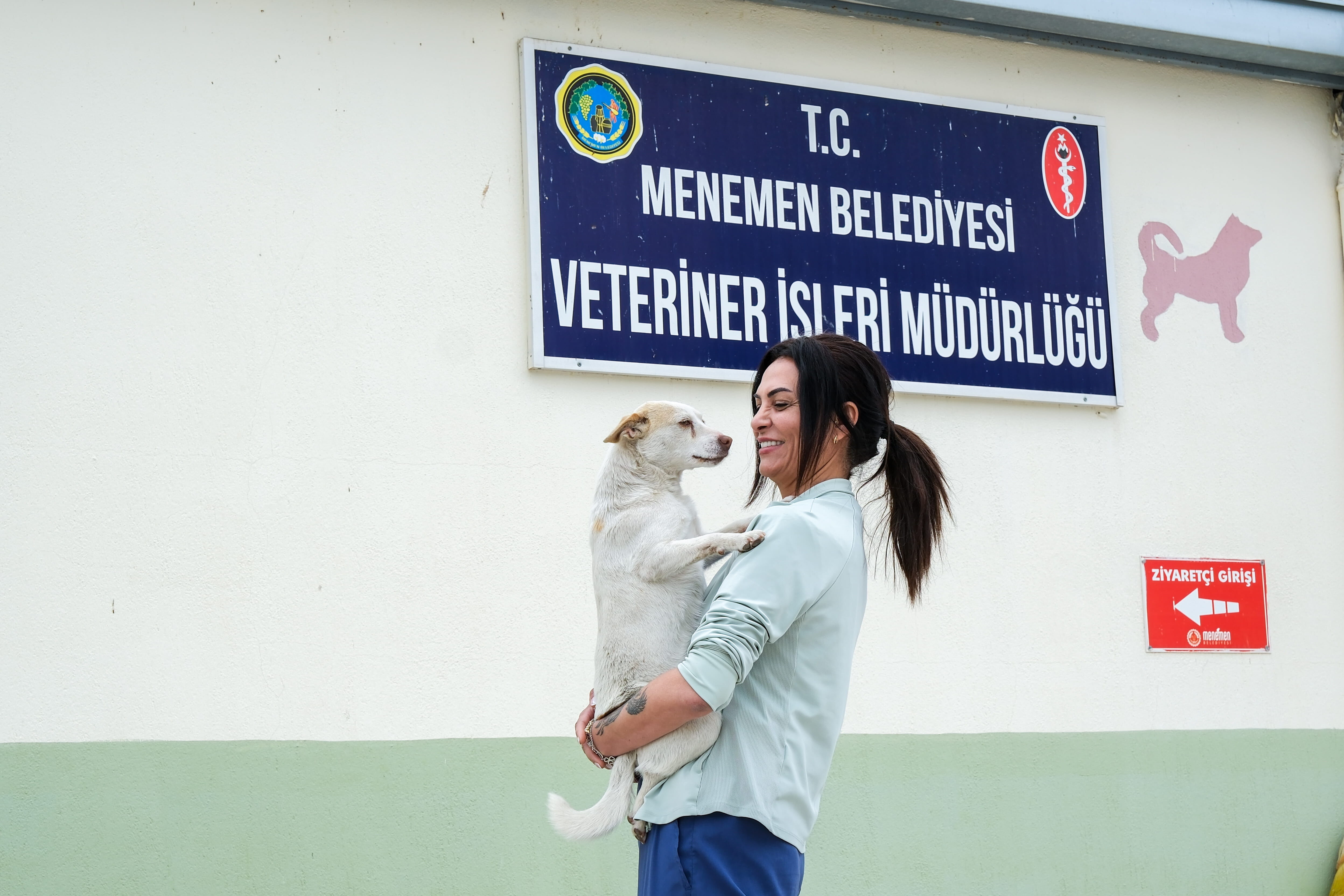 Menemen Belediyesi, 2021’den bu yana 50 bini aşkın hayvanın tedavisini gerçekleştirdi. İlçede gece hizmet veren hayvan ambulansı da dikkat çekiyor.