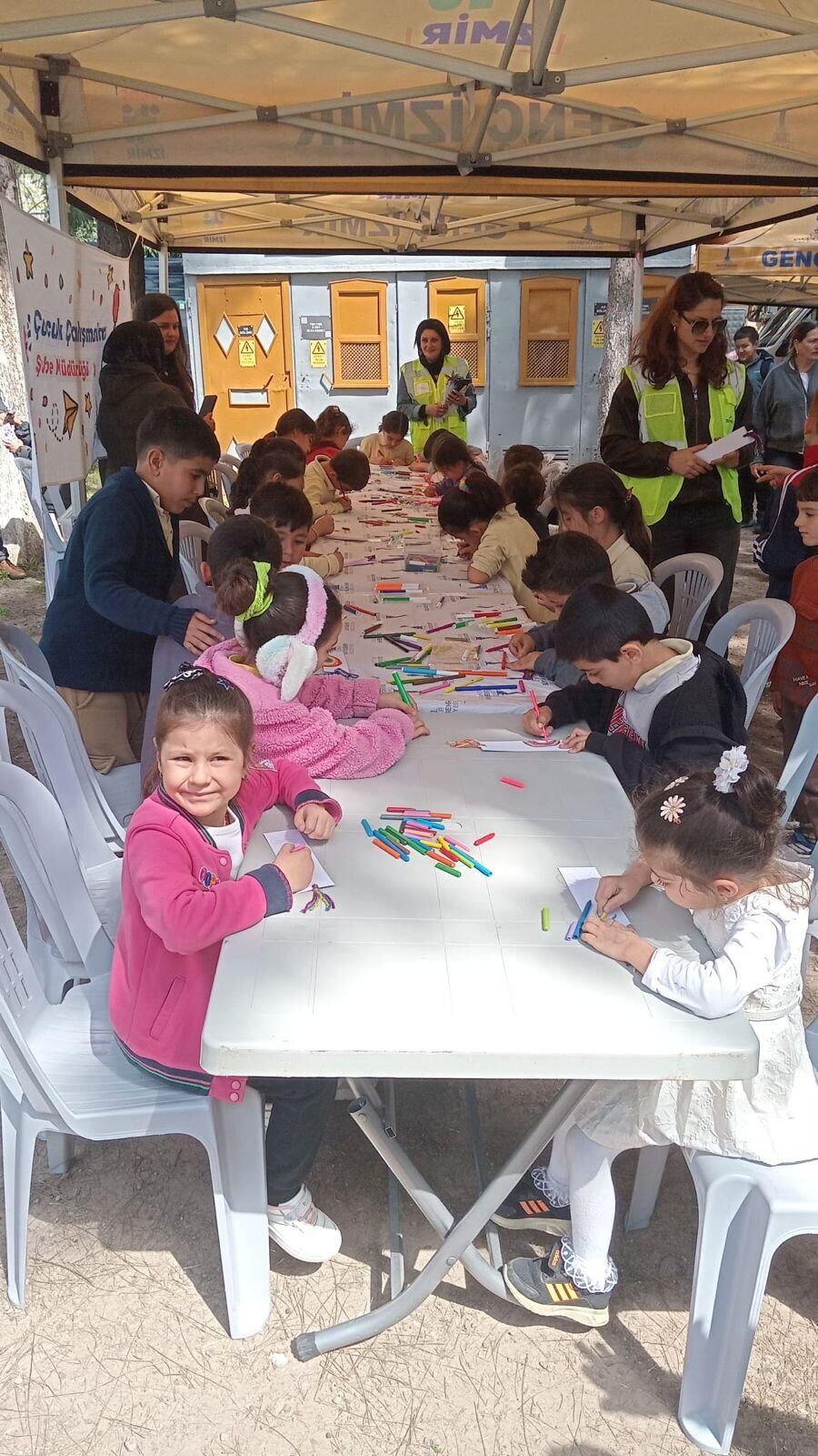 23 Nisan Coşkusu İzmir’de Gezici Sahneyle Ilçelere Taşındı (4)