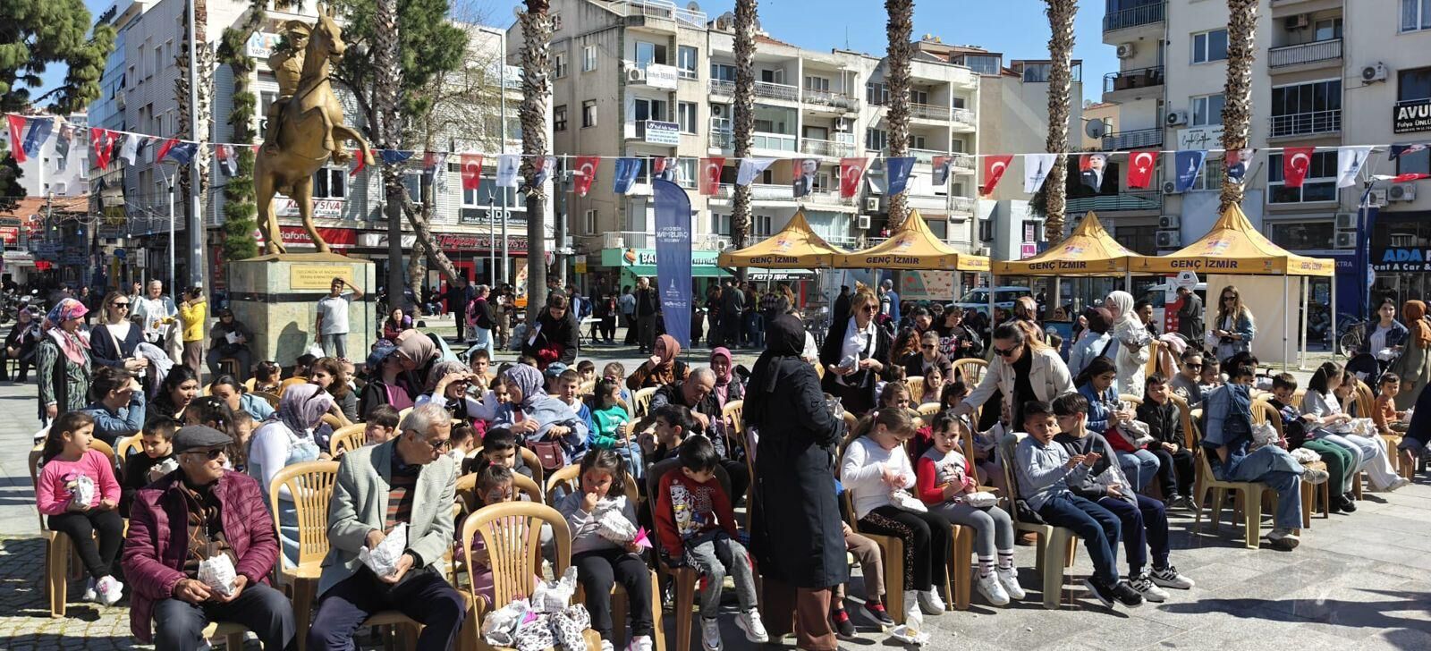 23 Nisan Coşkusu İzmir’de Gezici Sahneyle Ilçelere Taşındı (5)