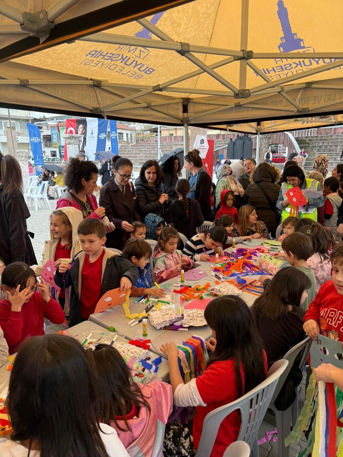 23 Nisan Coşkusu İzmir’de Gezici Sahneyle Ilçelere Taşındı (7)