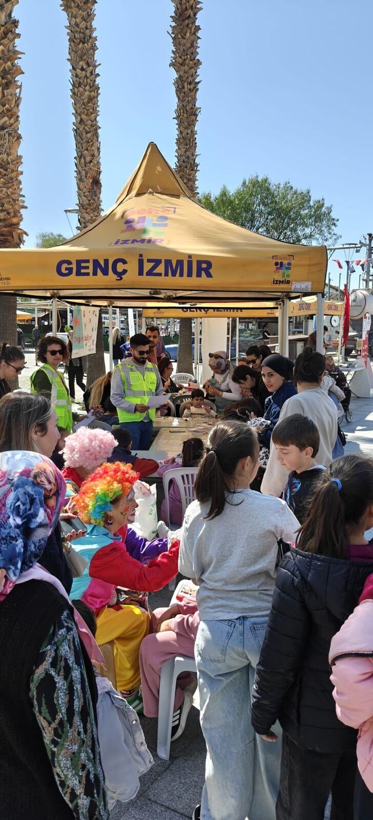 23 Nisan Coşkusu İzmir’de Gezici Sahneyle Ilçelere Taşındı (8)