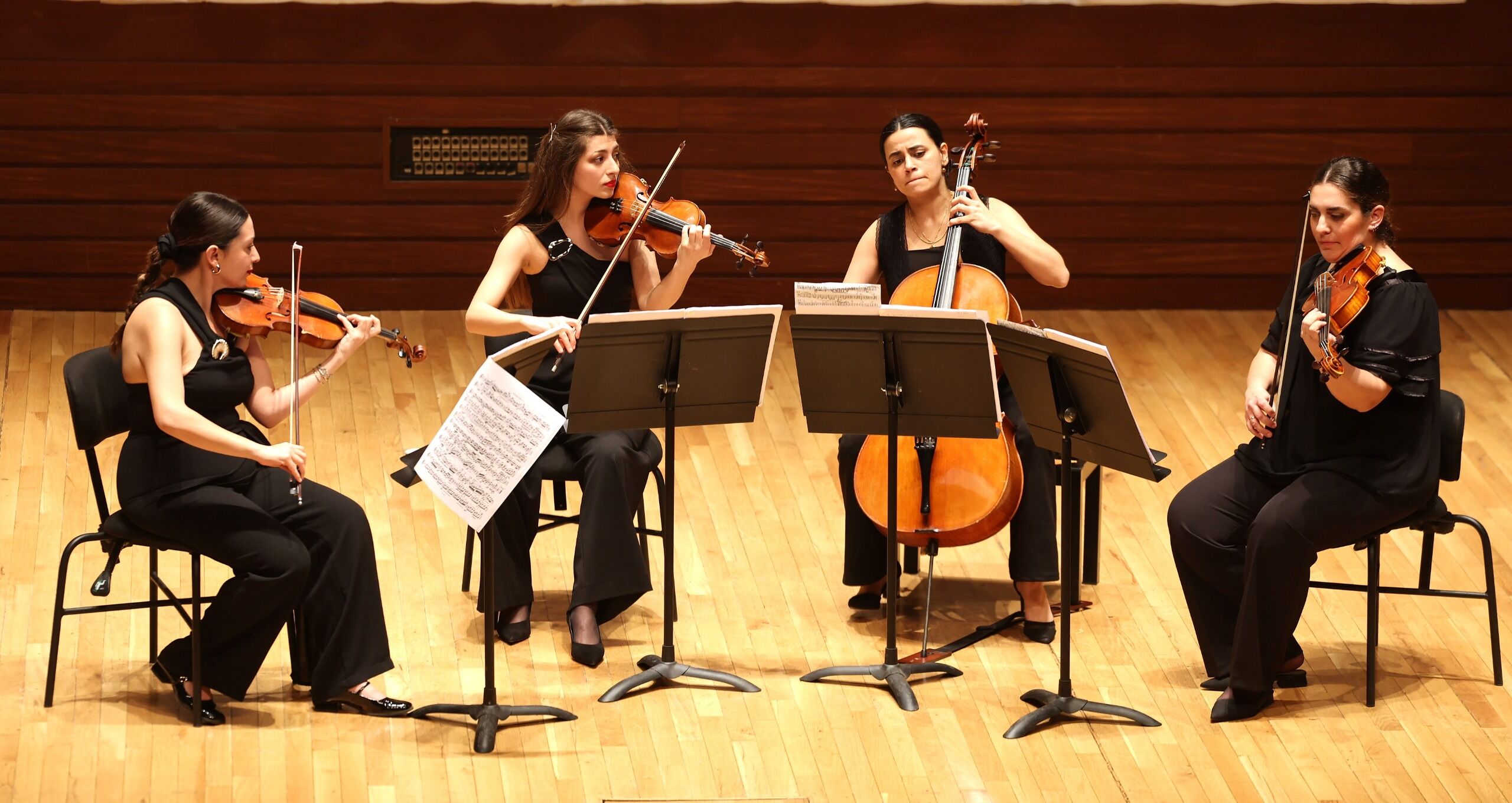 İzmir Oda Orkestrası, AASSM’de Nisan ayının son konserinde Beethoven ve Dvořák eserlerini seslendirdi. Yoğun ilgi gören konser ayakta alkışlandı, izleyicilerden beğeni aldı.