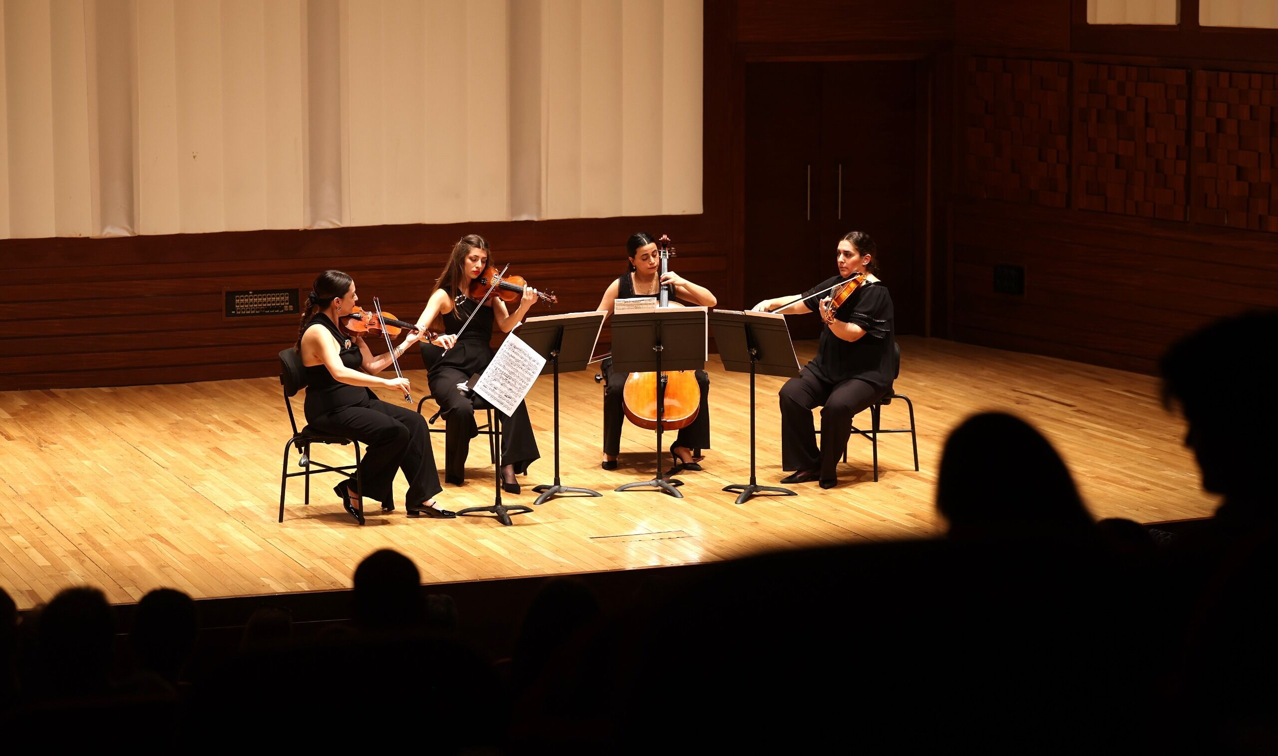 İzmir Oda Orkestrası, AASSM’de Nisan ayının son konserinde Beethoven ve Dvořák eserlerini seslendirdi. Yoğun ilgi gören konser ayakta alkışlandı, izleyicilerden beğeni aldı.