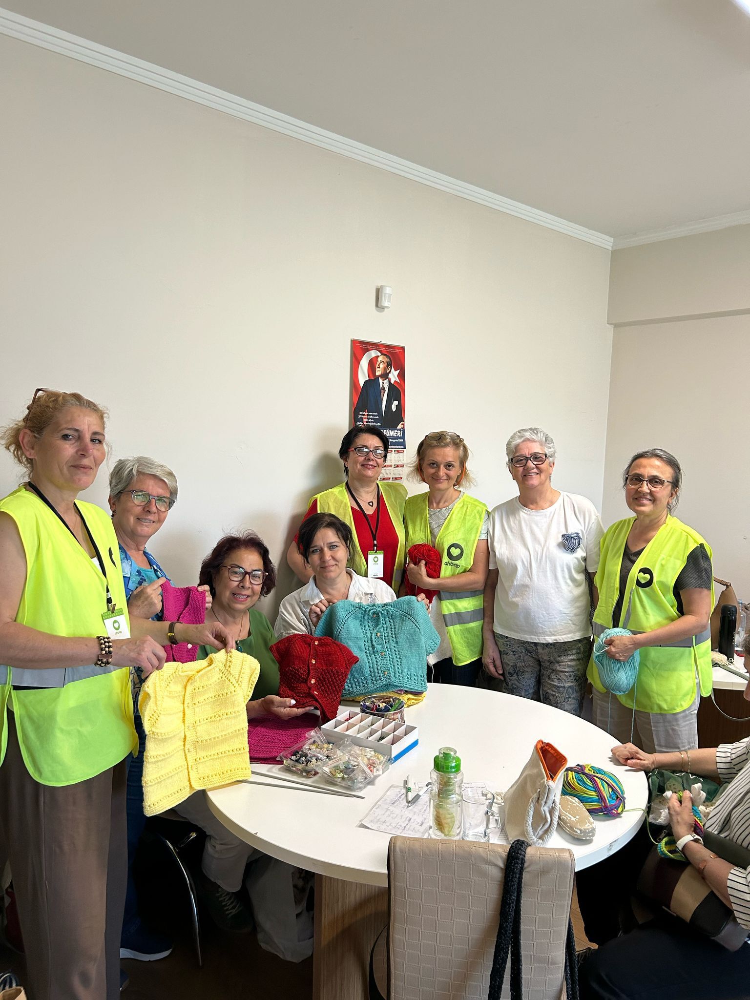 Karşıyaka’da çınarlardan dayanışma örneği: Okullara destek