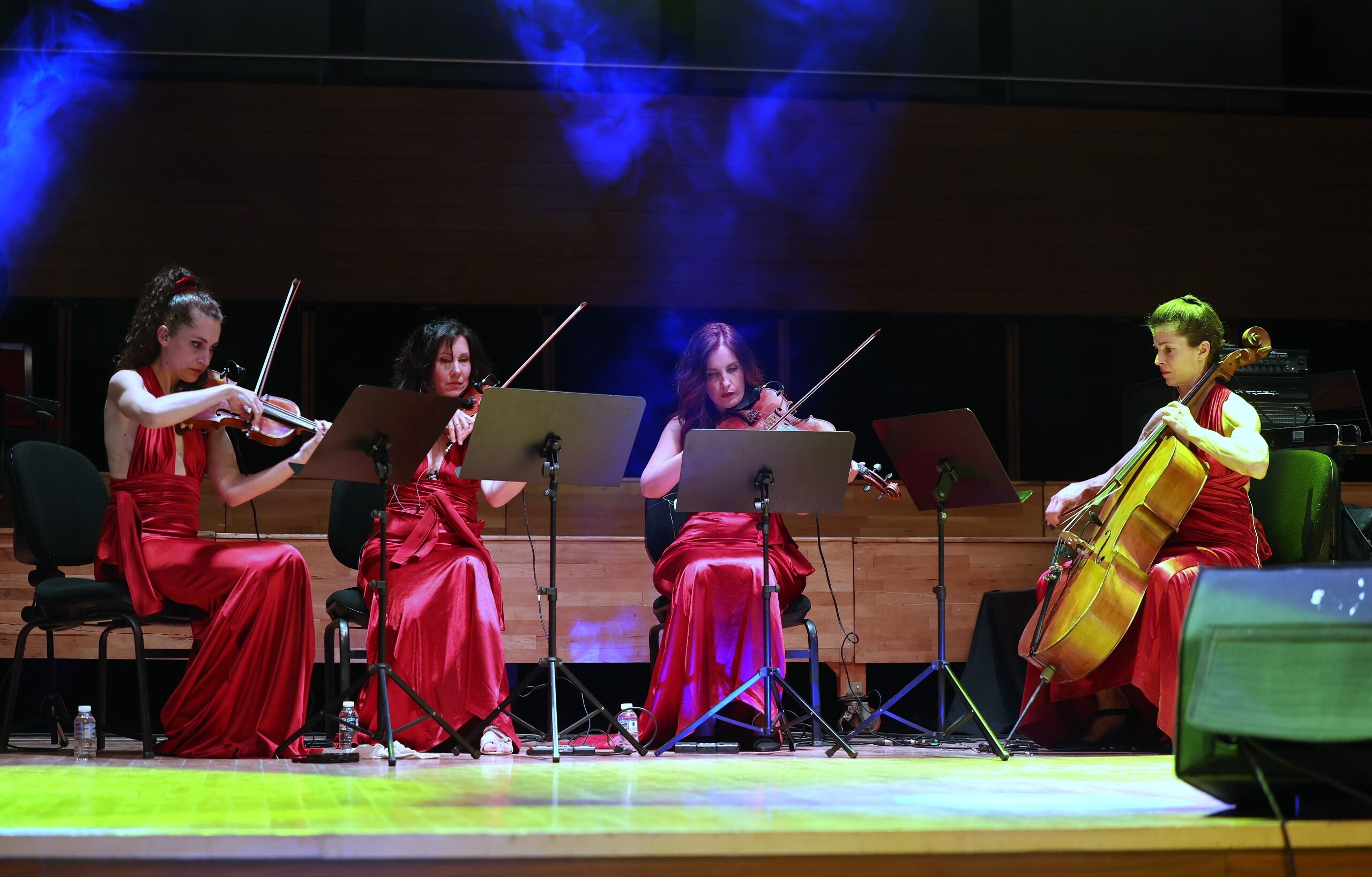Luca Minnelli, İzmir Ahmed Adnan Saygun Sanat Merkezi’nde sahne aldı. Sekiz kişilik orkestra eşliğinde klasik İtalyan eserlerinden oluşan repertuvarla izleyiciyle buluştu.