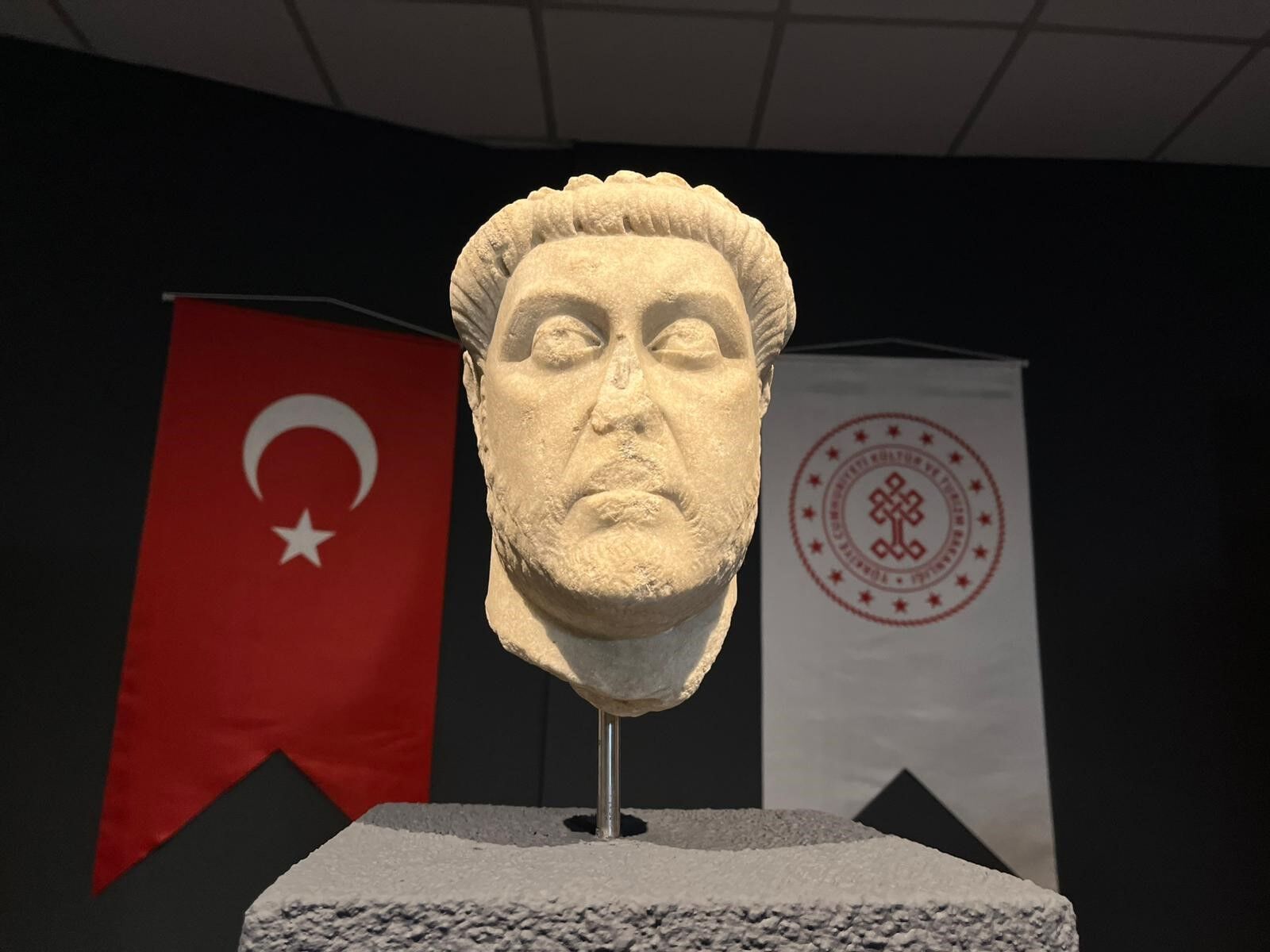 Abd’nin Denver Kentinden Türkiye’ye Iade Edilen Ve Smyrna Antik Kenti Kökenli Olduğu Belirlenen M.s. 5. Yüzyıla Tarihlenen Mermer Heykel Başı, İzmir Arkeoloji Müzesi’nde Düzenlenen Törenle Ziyarete Açıldı (1)