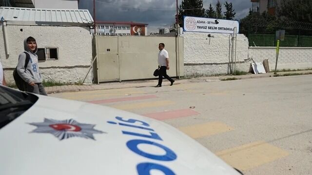 Adana'da Okul Çevresinde Silah Sesleri Öğrenciler Dışarı Fırladı, Veliler Okula Koştu! (2)