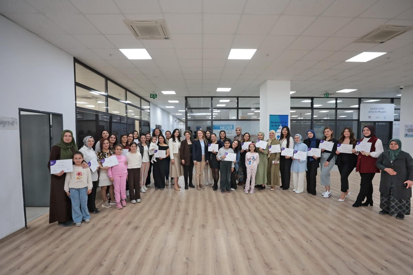 Anne Destek Programı Mezunları Sertifikalarını Başkan Mutlu’dan Aldı (2) (1)