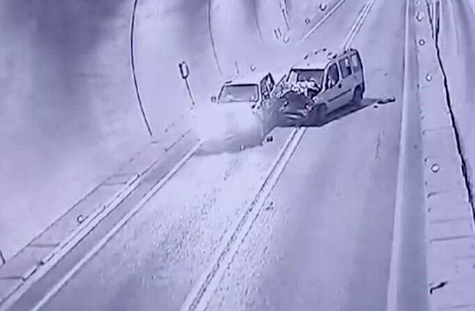 Artvin Erzurum Kara Yolunda Bulunan Tünelde Meydana Gelen Trafik Kazasında 7 Kişi Yaralandı. Kaza Anı Ise Saniye Saniye Güvenlik Kameralarına Yansıdı (1)