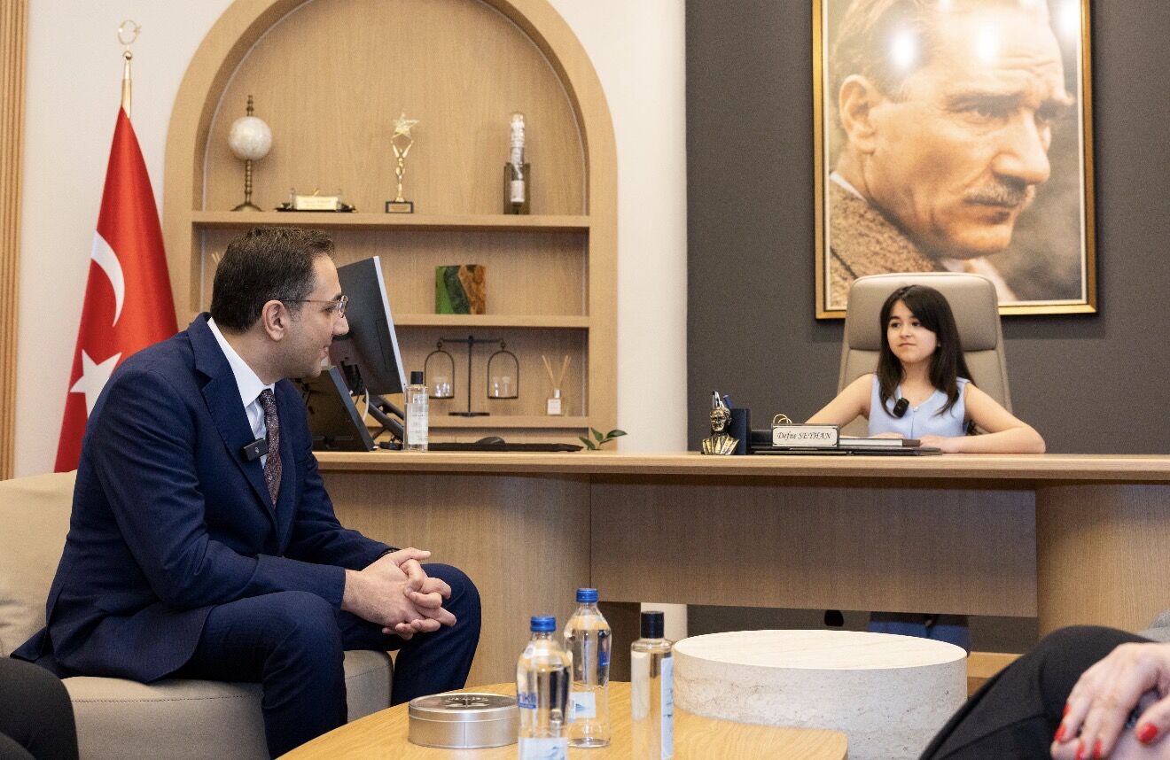 Balçova’da 23 Nisan Kapsamında Başkanlık Koltuğu 80. Yıl Orhangazi İlkokulu Öğrencisi Defne Seyhan’a Temsili Olarak Devredildi. Öğrenci Görüşlerini Paylaştı (1)