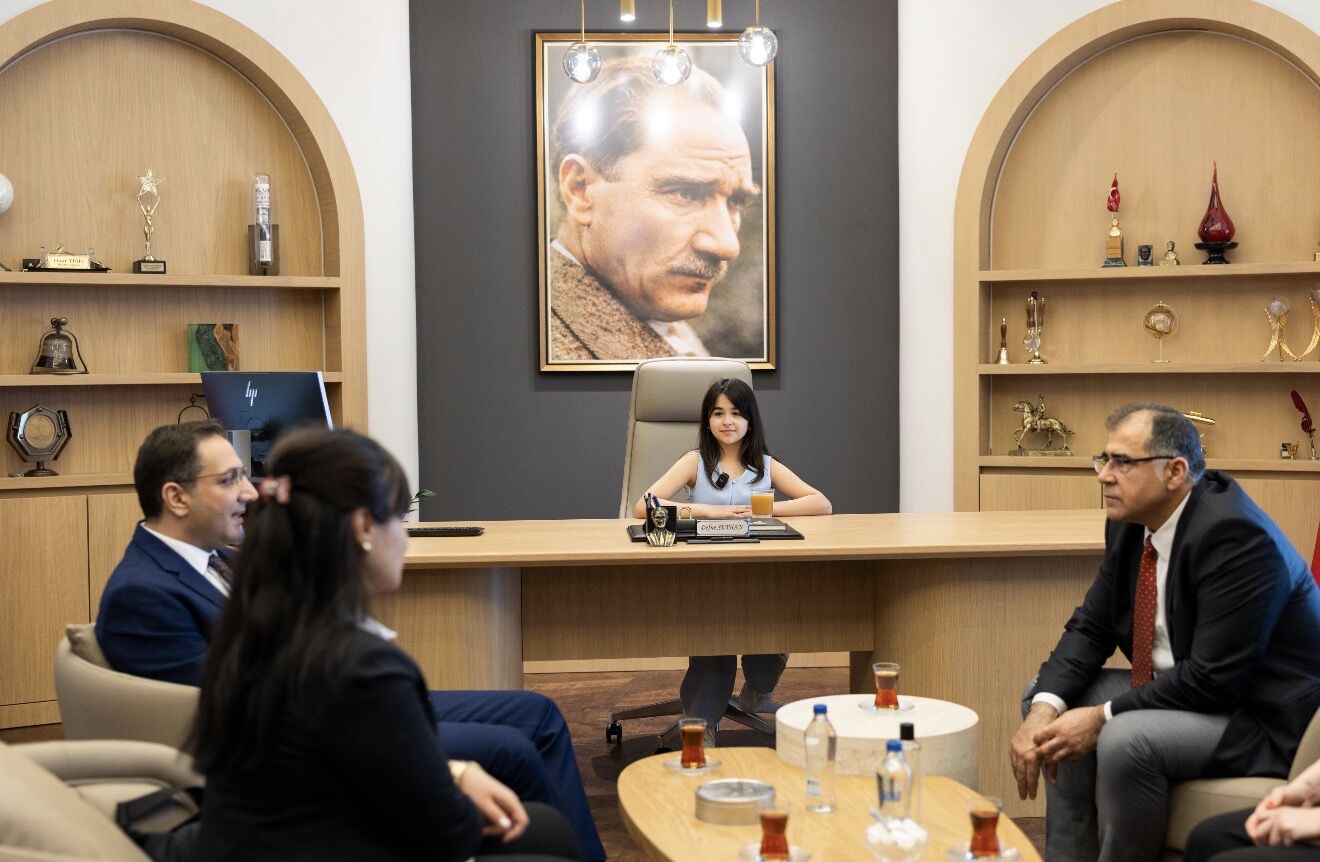 Balçova’da 23 Nisan Kapsamında Başkanlık Koltuğu 80. Yıl Orhangazi İlkokulu Öğrencisi Defne Seyhan’a Temsili Olarak Devredildi. Öğrenci Görüşlerini Paylaştı (4)