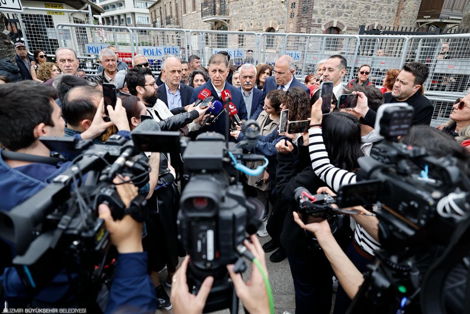 Başkan Tugay Polis Barikatını Aşarak Içeri Girdi 222