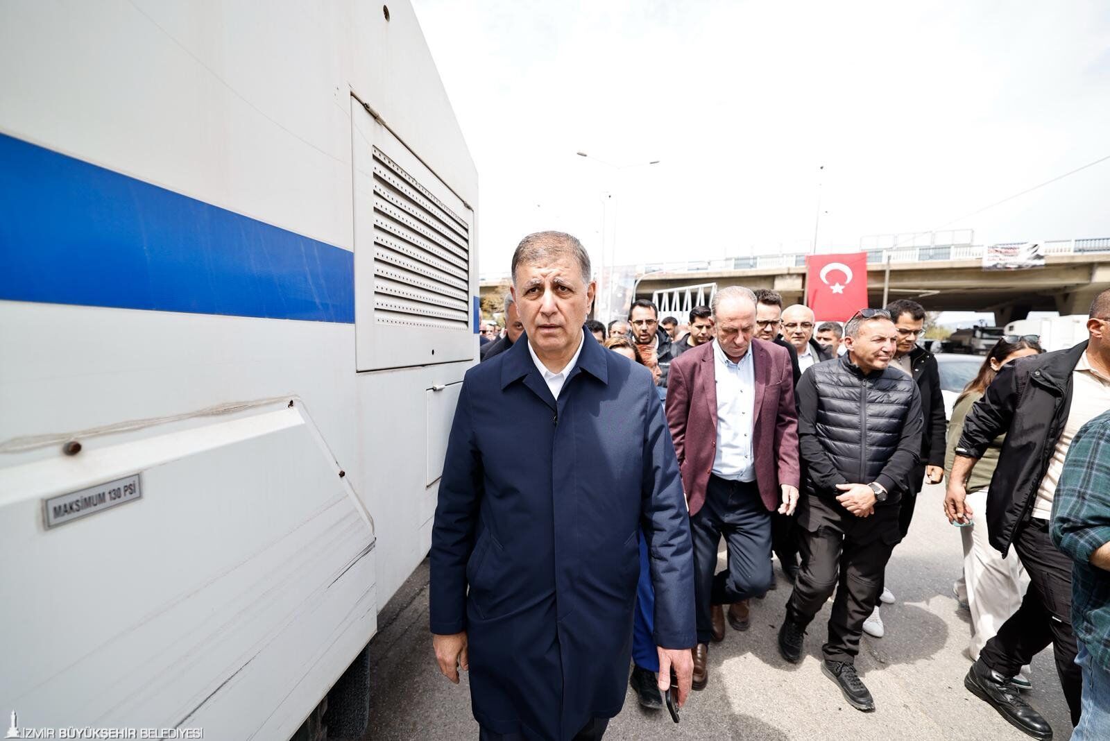 Başkan Tugay Polis Barikatını Aşarak Içeri Girdi