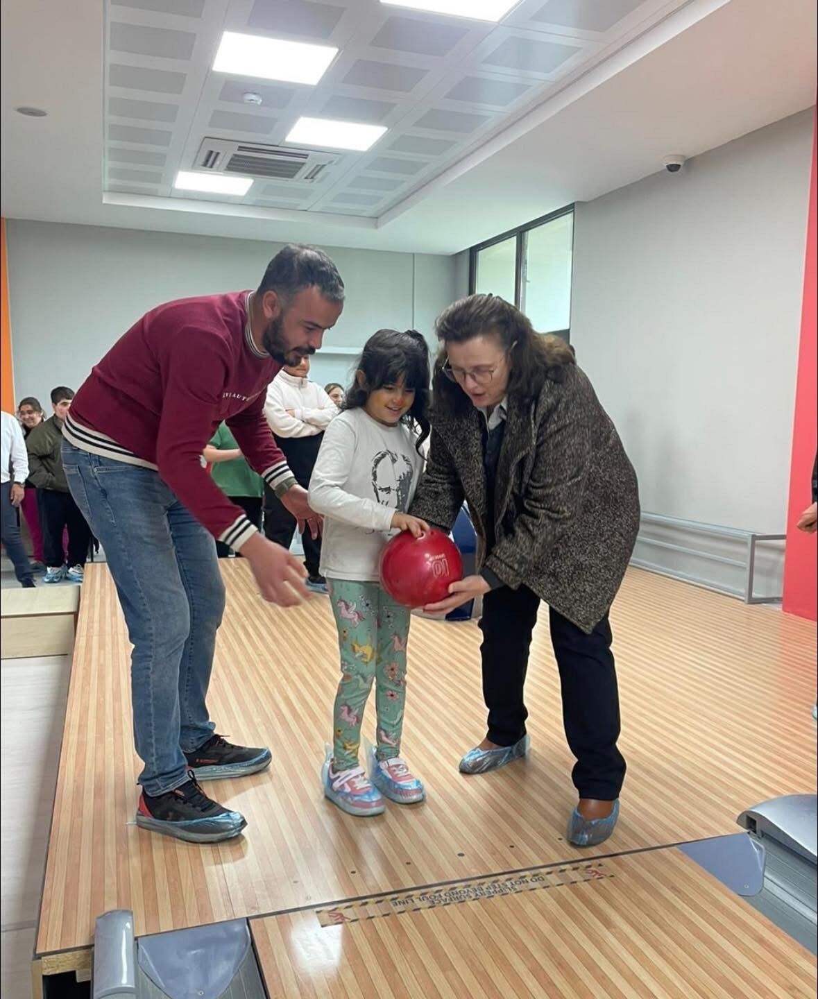 Bayındır’da Otizm Farkındalık Günü Kapsamında Renkli Bowling Şenliği (3)