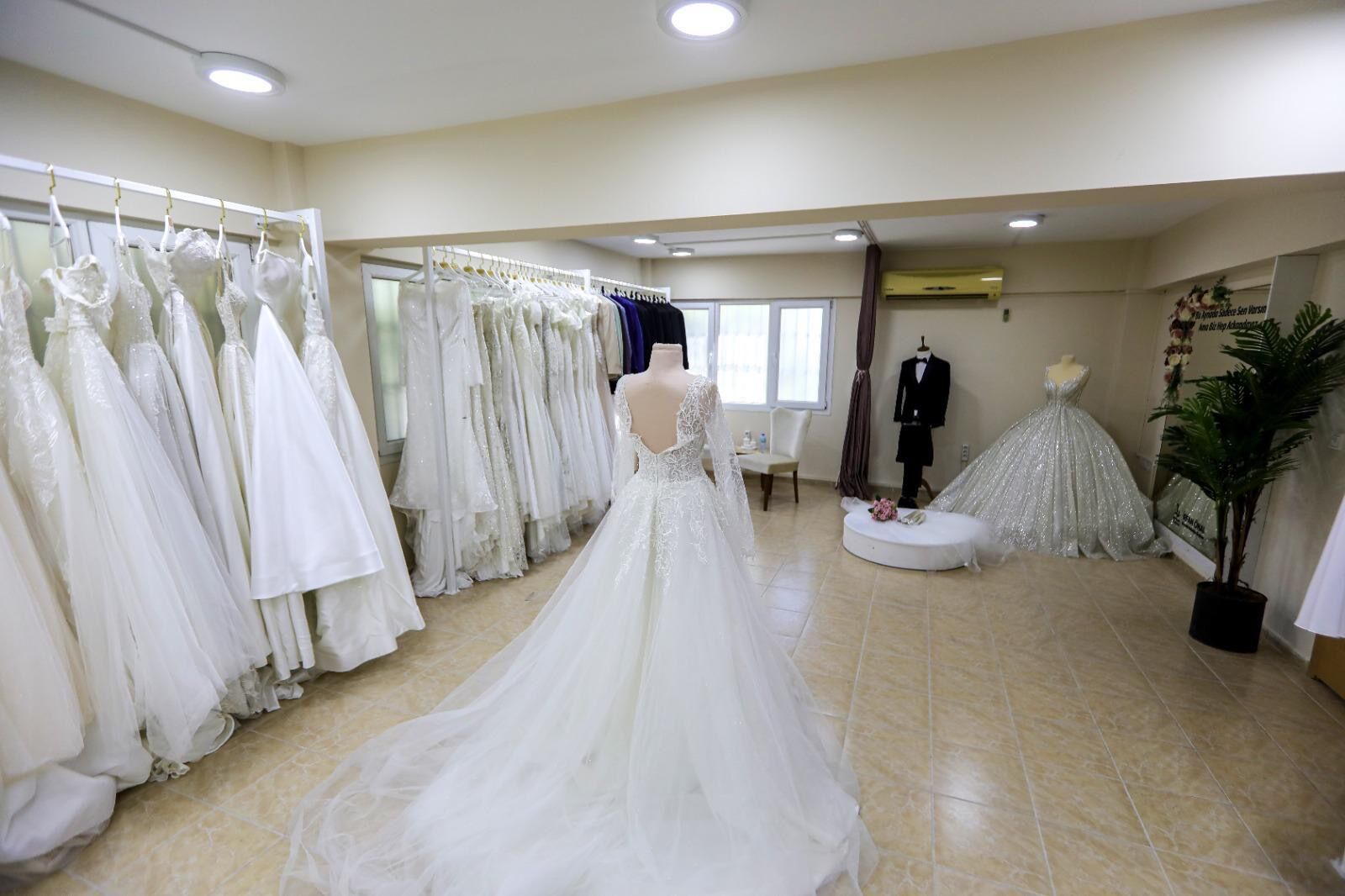 Bayraklı Belediyesi, Evlilik Hazırlığı Yapan Genç Çiftlere Destek Olmak Amacıyla Yürüttüğü “Gelinlik Ve Damatlık Evi” Projesiyle Dikkat Çekiyor (1)