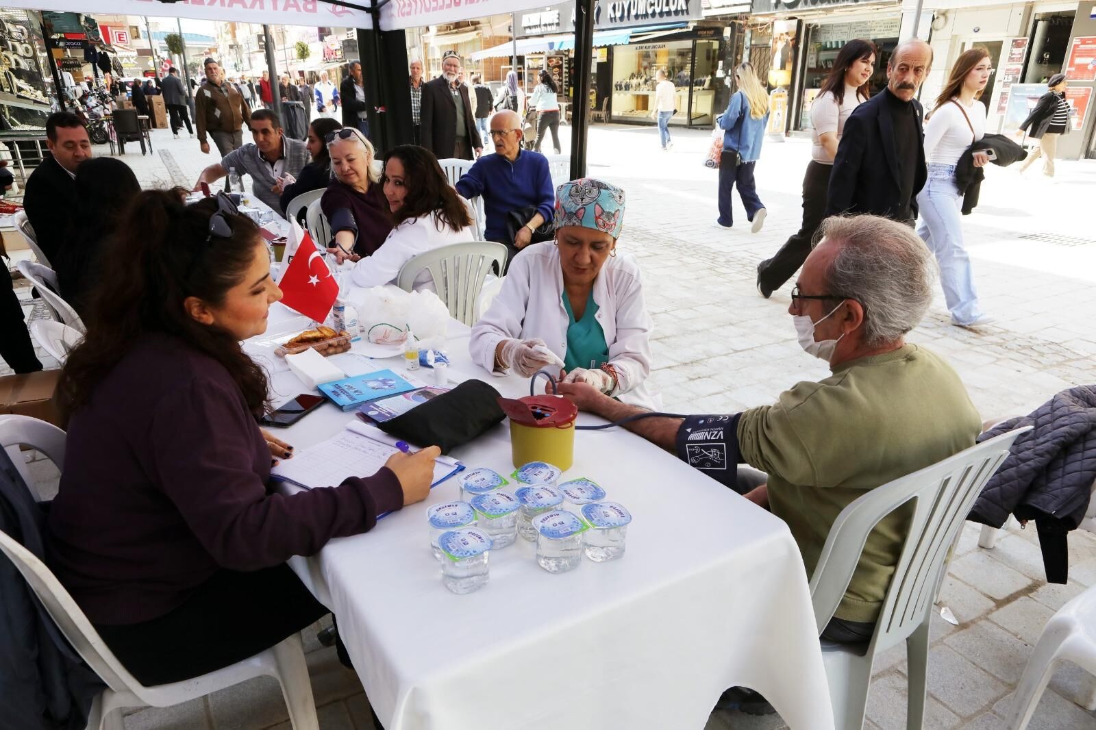 Bayraklı’da Sağlık Haftası’nda Sağlık Hizmeti Vatandaşla Buluştu (4)