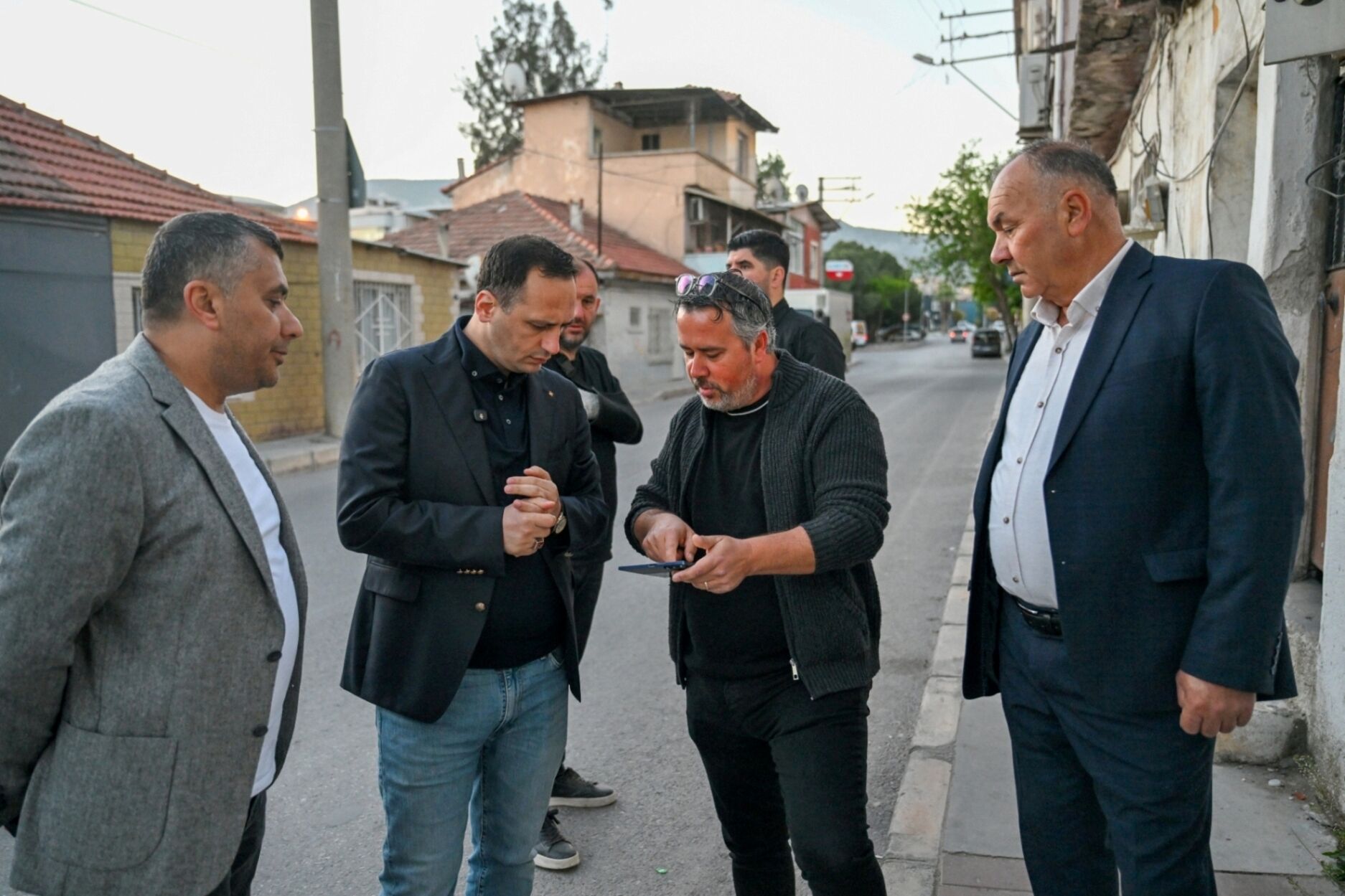 Bornova Belediye Başkanı Ömer Eşki, Egemenlik Mahallesi’nde Saha Incelemesi Yaparak Su Birikintisi Yaşanan Sokaklarda Asfalt Çalışmalarını Yerinde Inceledi (2)