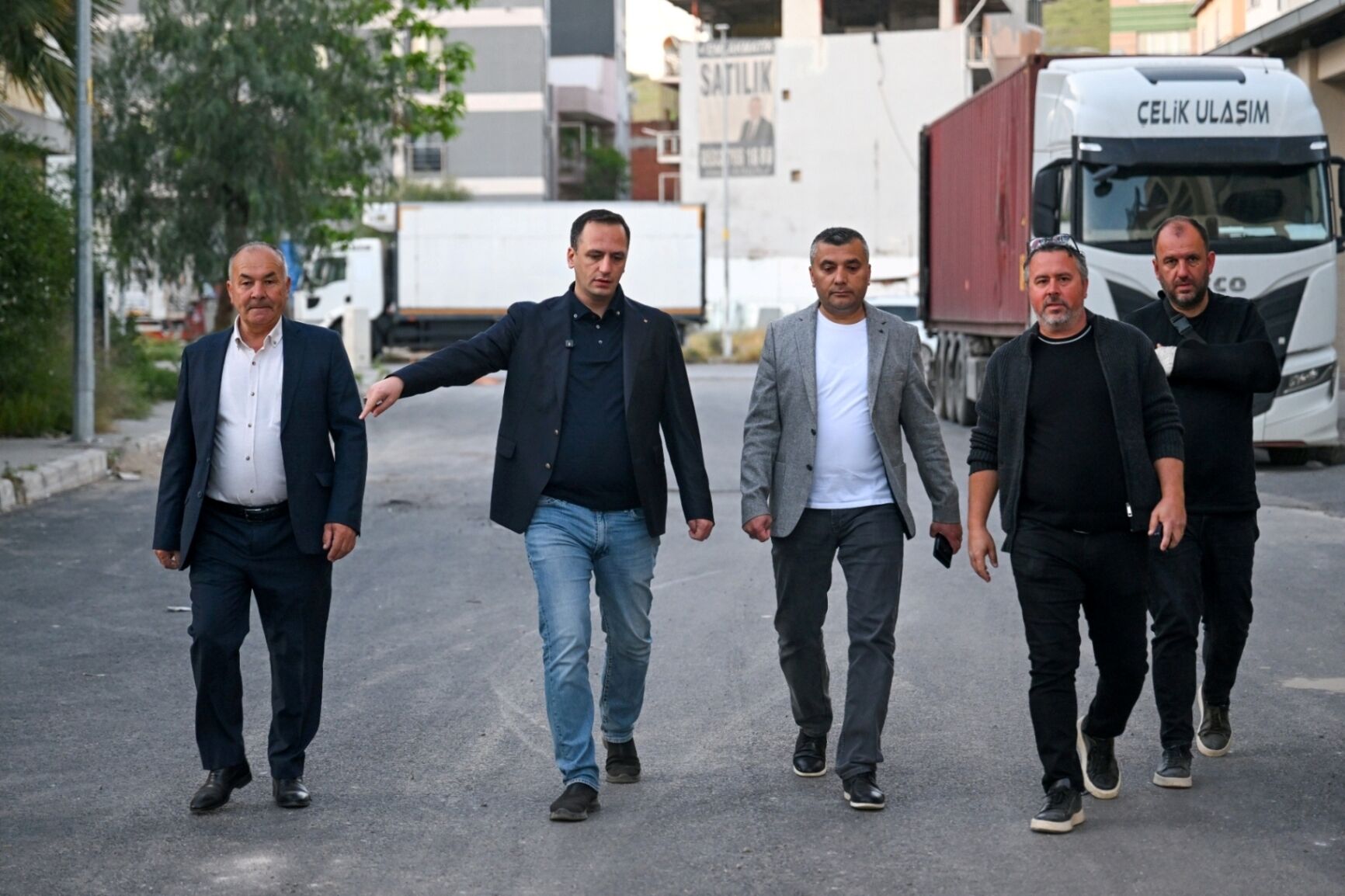 Bornova Belediye Başkanı Ömer Eşki, Egemenlik Mahallesi’nde Saha Incelemesi Yaparak Su Birikintisi Yaşanan Sokaklarda Asfalt Çalışmalarını Yerinde Inceledi (3)