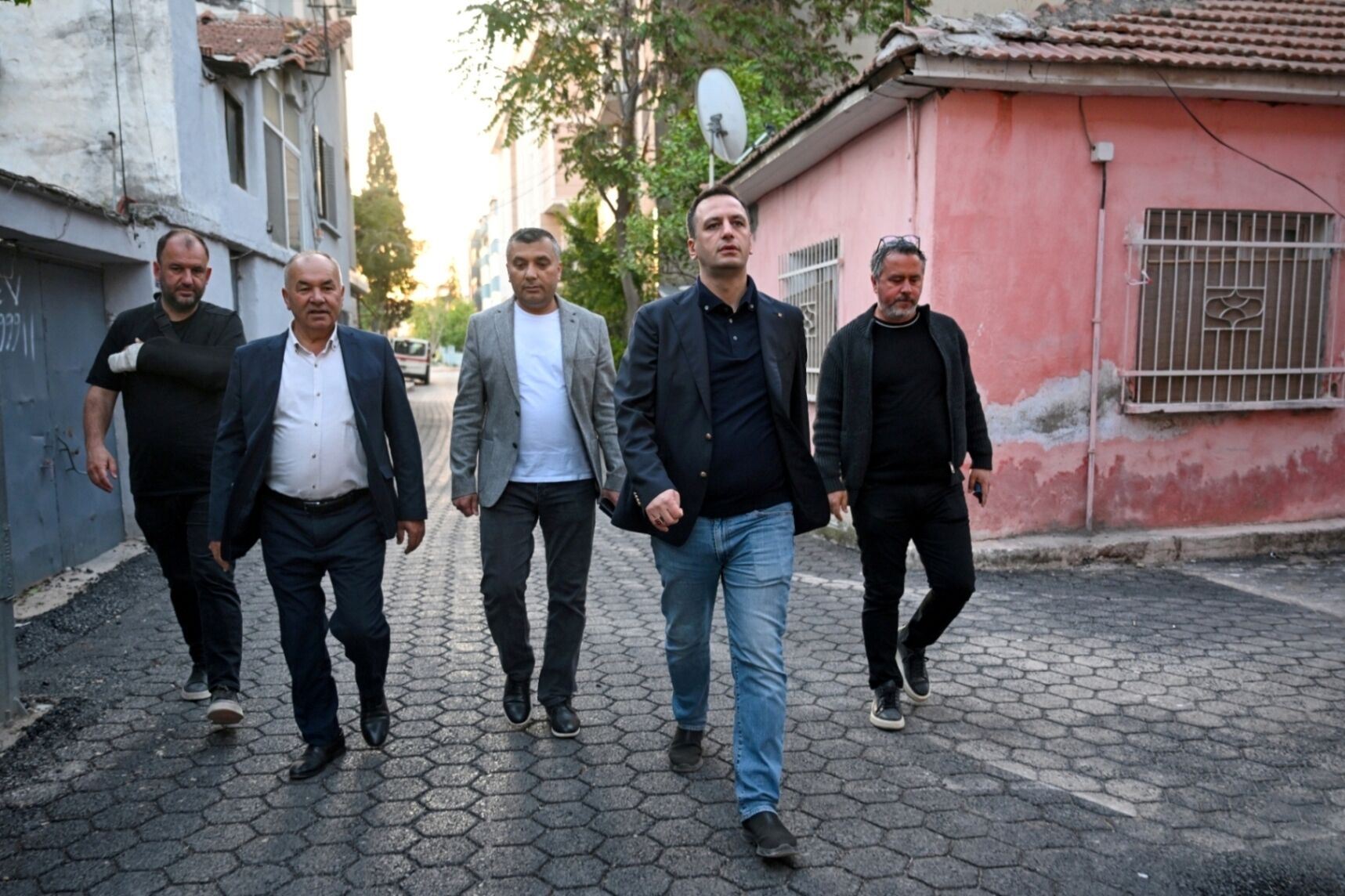 Bornova Belediye Başkanı Ömer Eşki, Egemenlik Mahallesi’nde Saha Incelemesi Yaparak Su Birikintisi Yaşanan Sokaklarda Asfalt Çalışmalarını Yerinde Inceledi (5)