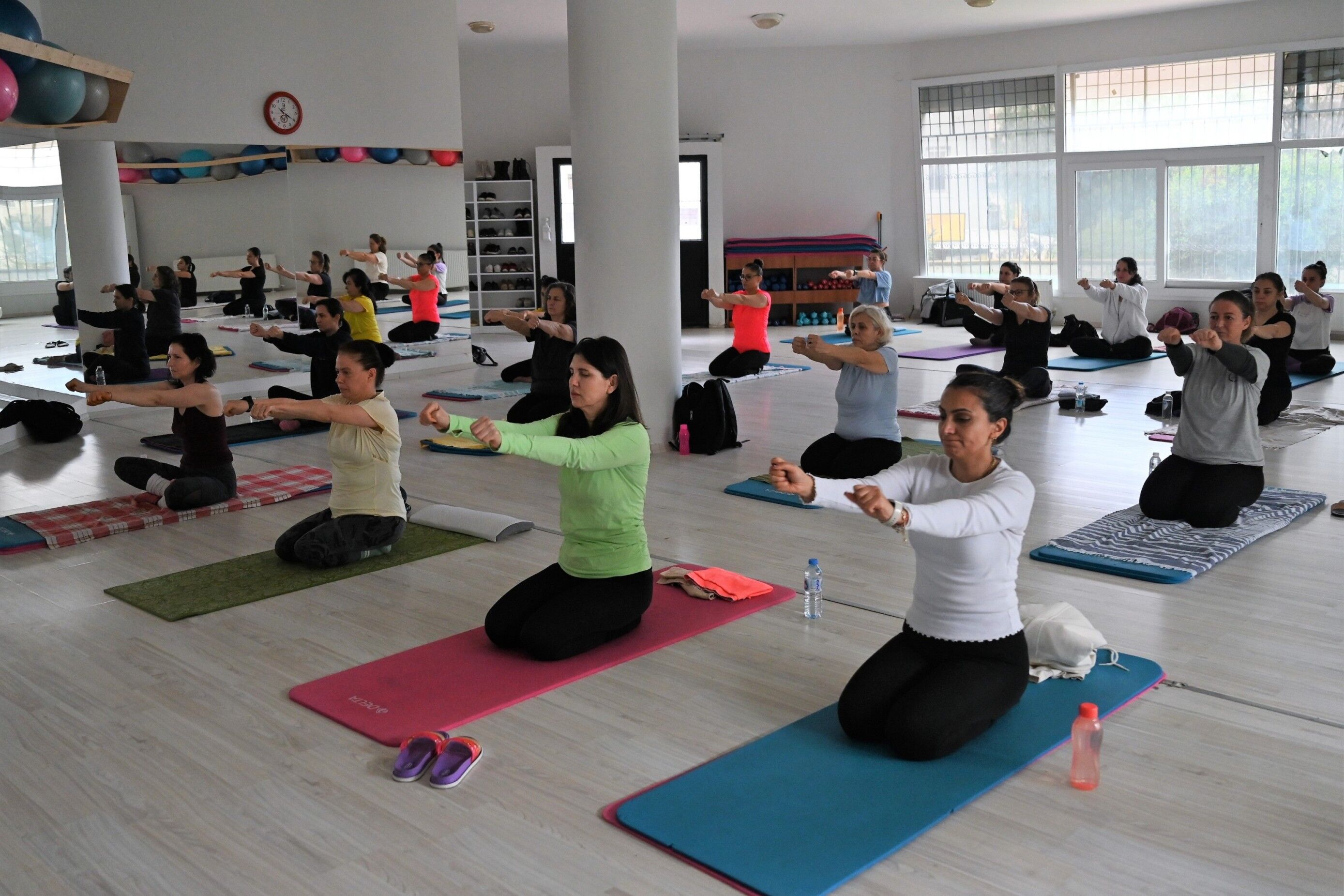 Bornova Belediyesi Evka 3 Kadın Dünyası’nda Yoga Dersleri Kadınların Yoğun Katılımıyla Sürüyor (4)