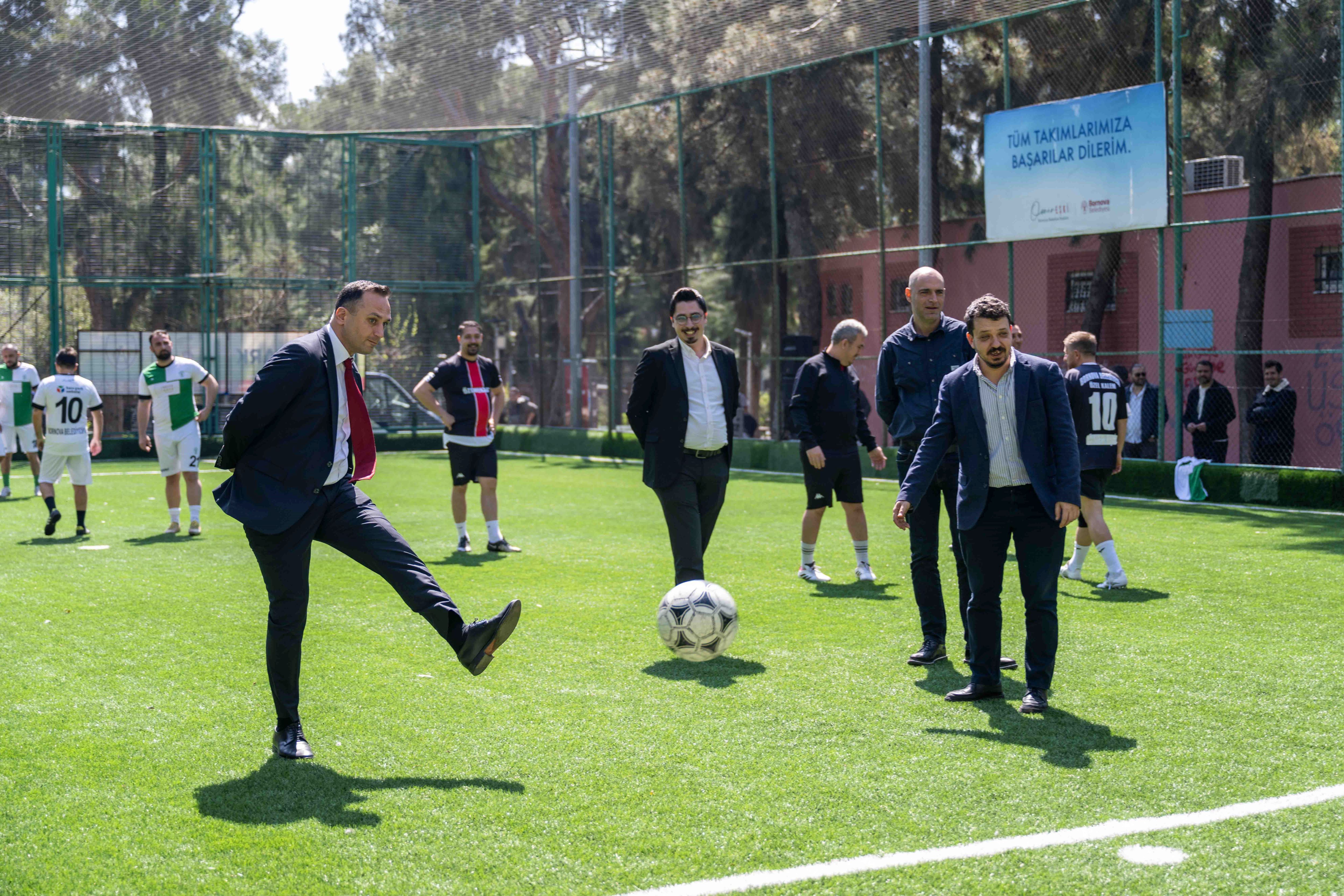 Bornova Belediyesi’nde Çalışanlar Arasında Birlik, Beraberlik Ve Dayanışmayı Güçlendirmek Amacıyla Düzenlenen Birimler Arası Halı Saha Futbol Turnuvası Başladı. (3)