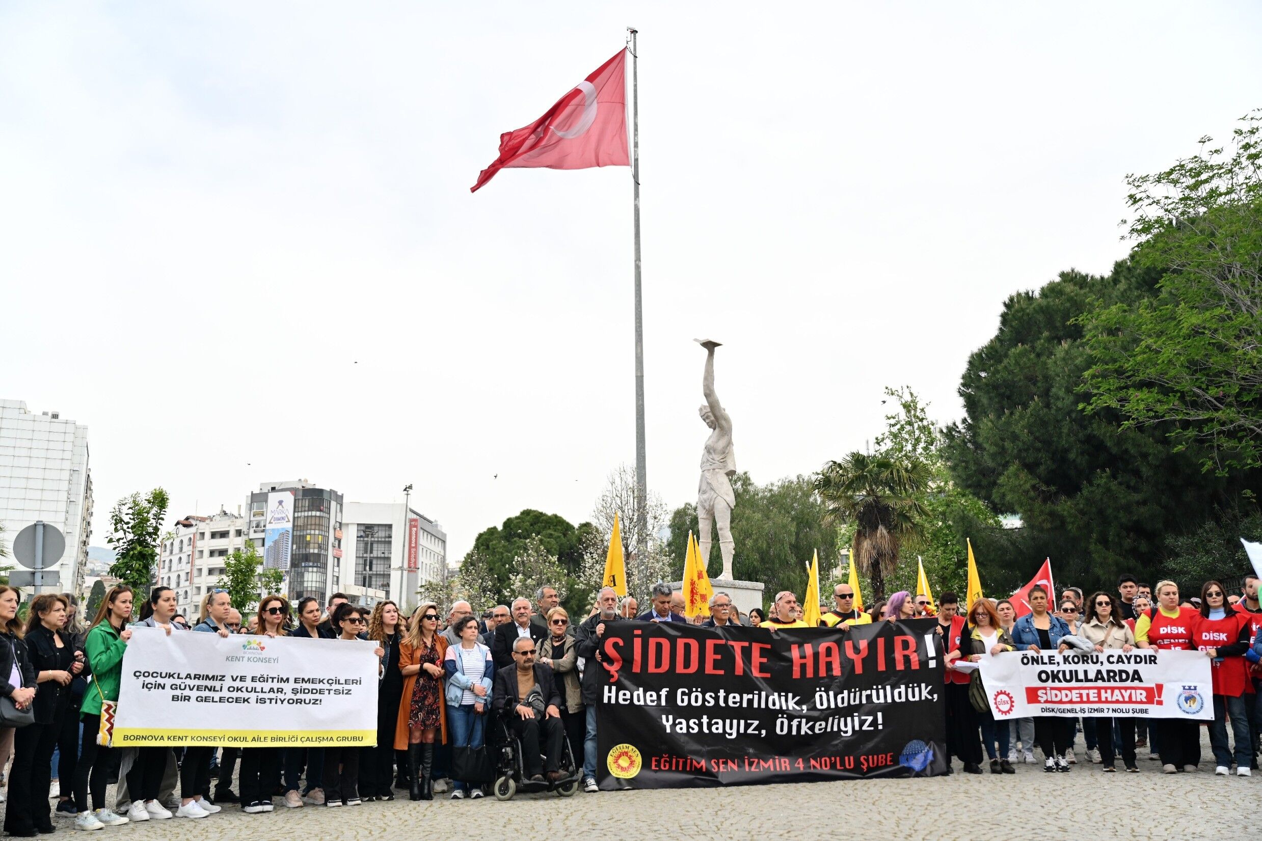 Bornova’da Okul Saldırılarına Karşı 'Güvenli Eğitim' Çağrısı (1)
