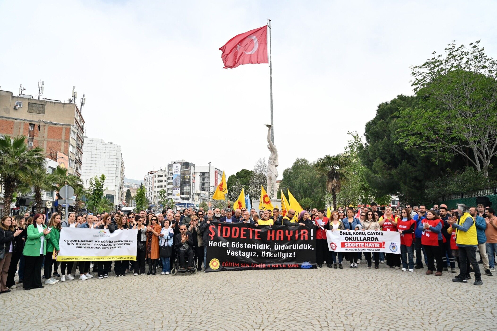 Bornova’da Okul Saldırılarına Karşı 'Güvenli Eğitim' Çağrısı (3)