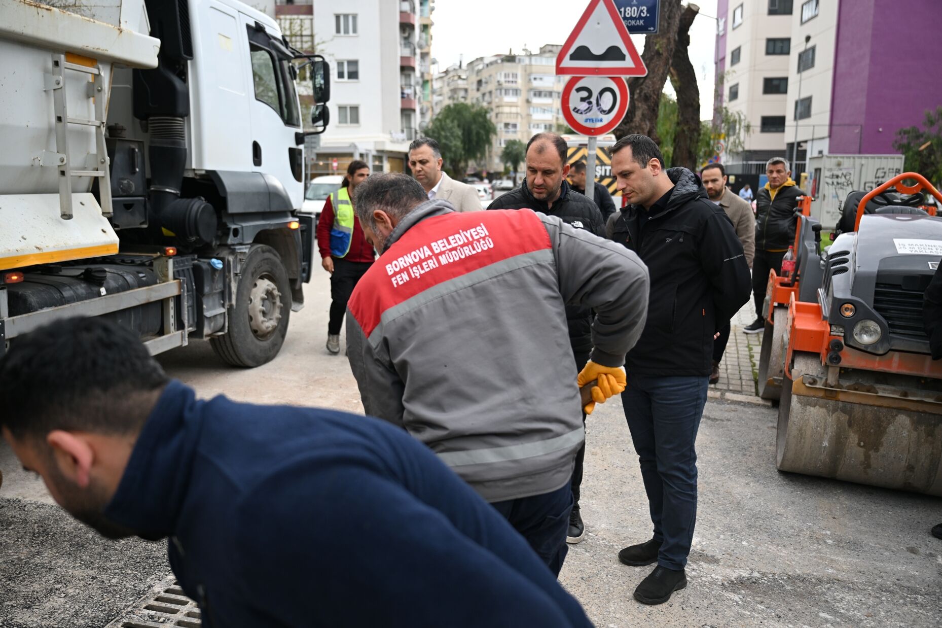Bornova’da Zafer Caddesi Baştan Sona Yenileniyor (3)