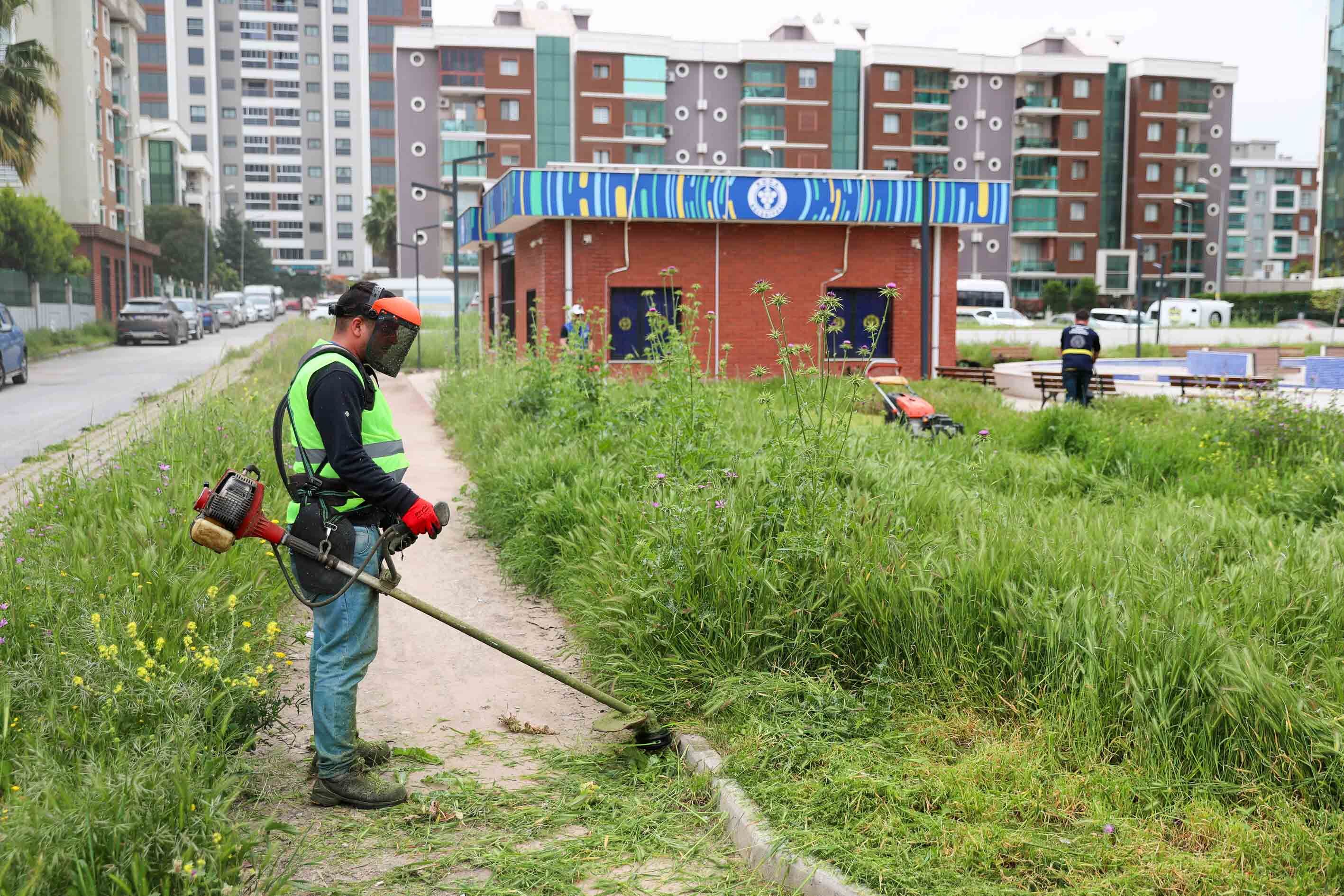 Buca’da 47 Mahallede Yabani Ot Temizliği Çalışmaları Başladı (1)