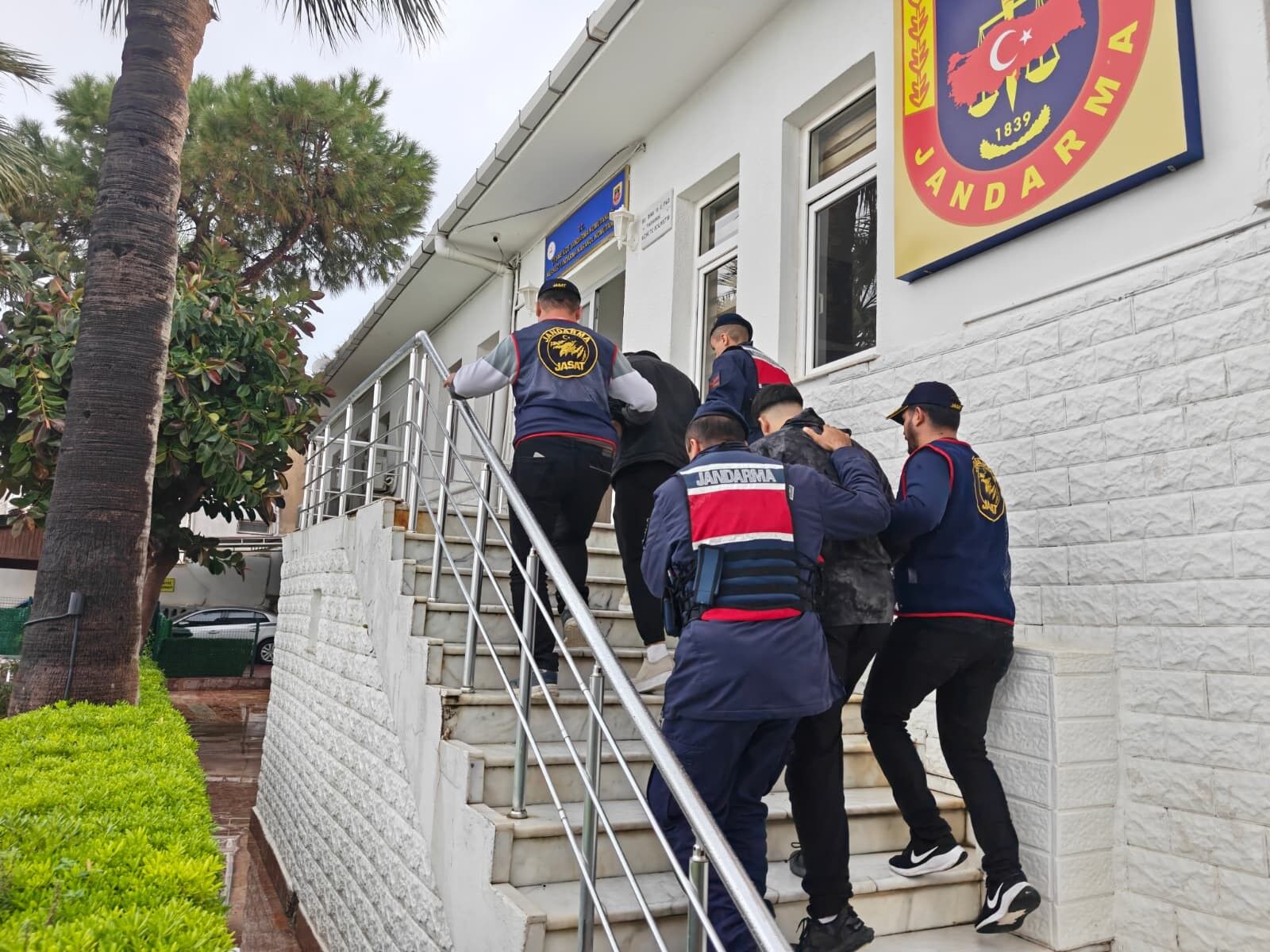 Çeşme Jandarmasından Kaçamadılar 35 Kamera Didik Didik Edildi, Araç Fareleri Yakalandı! (2)