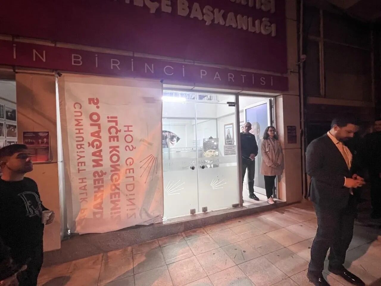 Chp Binasına Taşlı Saldırı! Camlar Tuzla Buz Oldu (2)