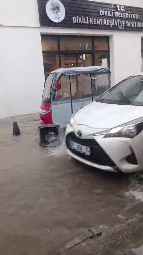 Dikili’de Sağanak Yağmur Hayatı Felç Etti (1)-1