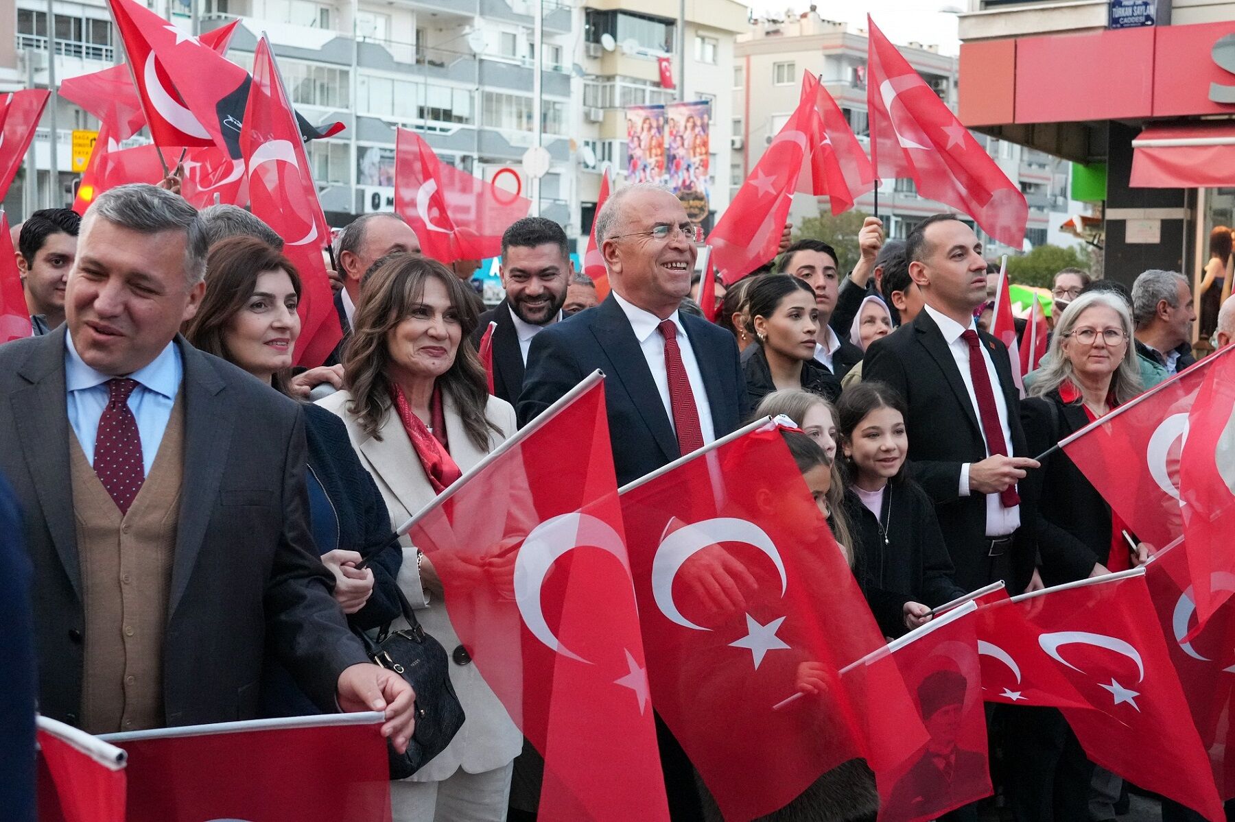 Gaziemir’de 23 Nisan Coşkusu Kortejle Taçlandı (1)