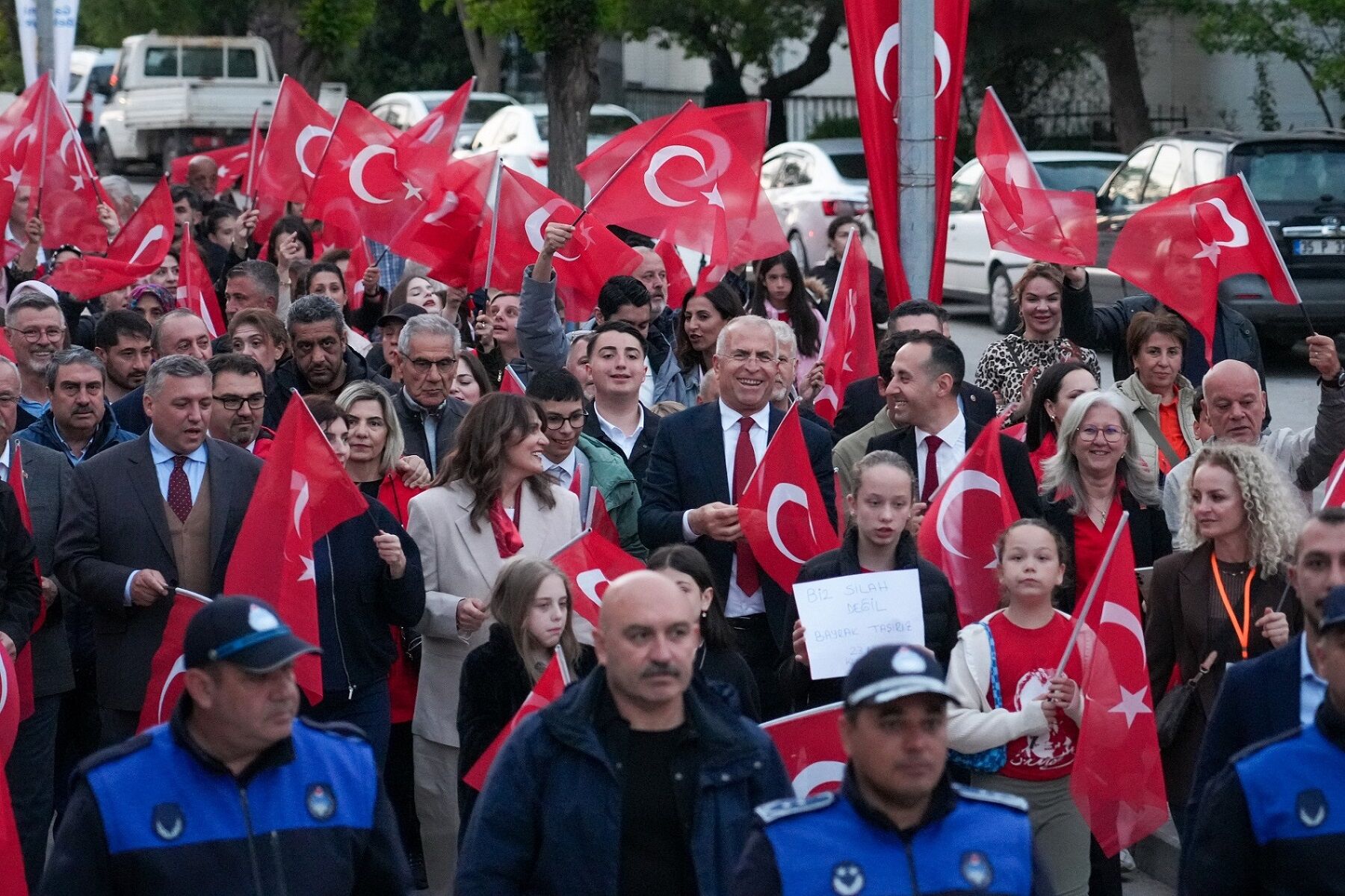 Gaziemir’de 23 Nisan Coşkusu Kortejle Taçlandı (2)