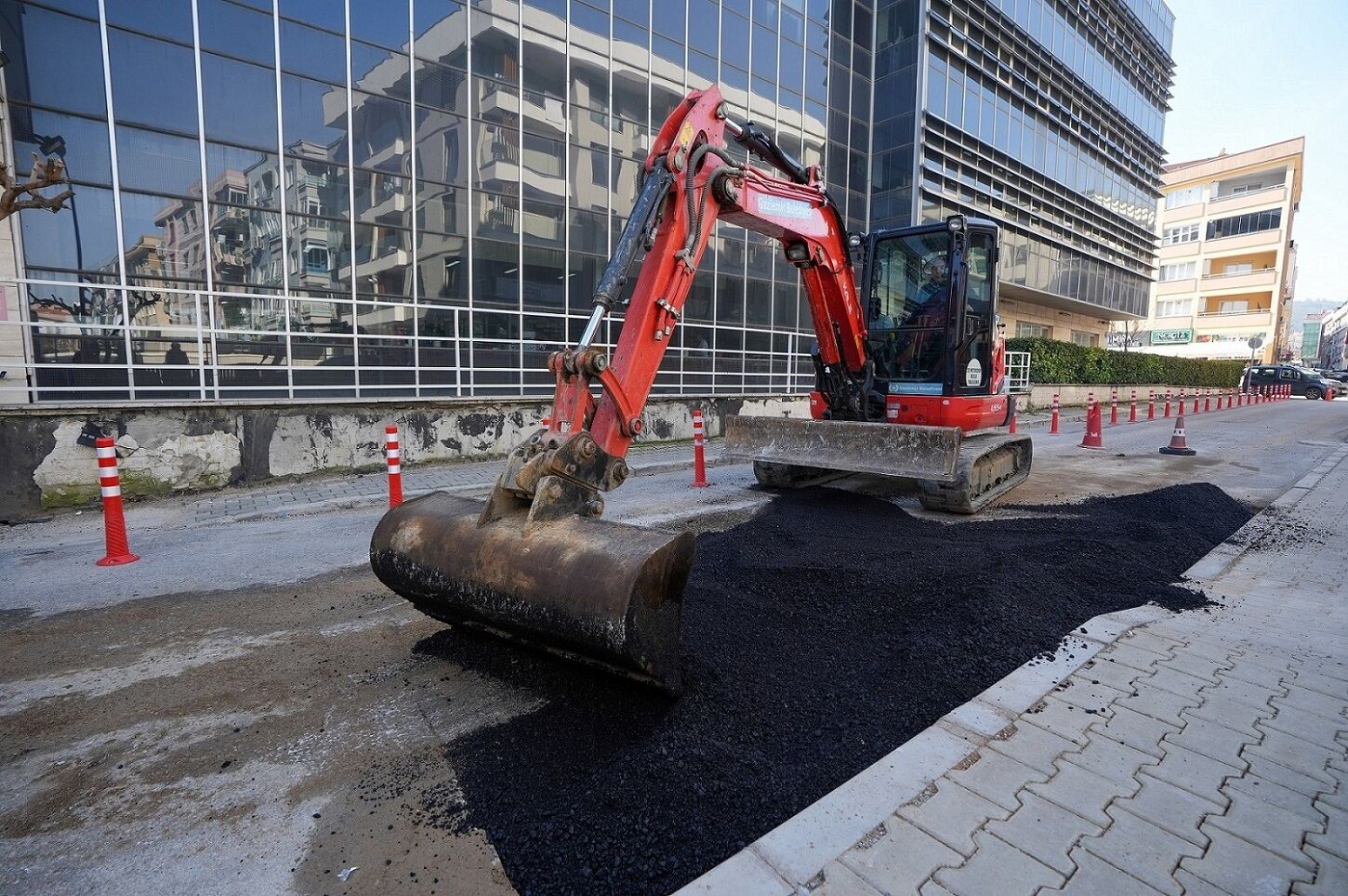 Gaziemir’de 32 Bin 191 Metrekarelik Alandaki Yol Ve Kaldırımlar Yenilendi (11)