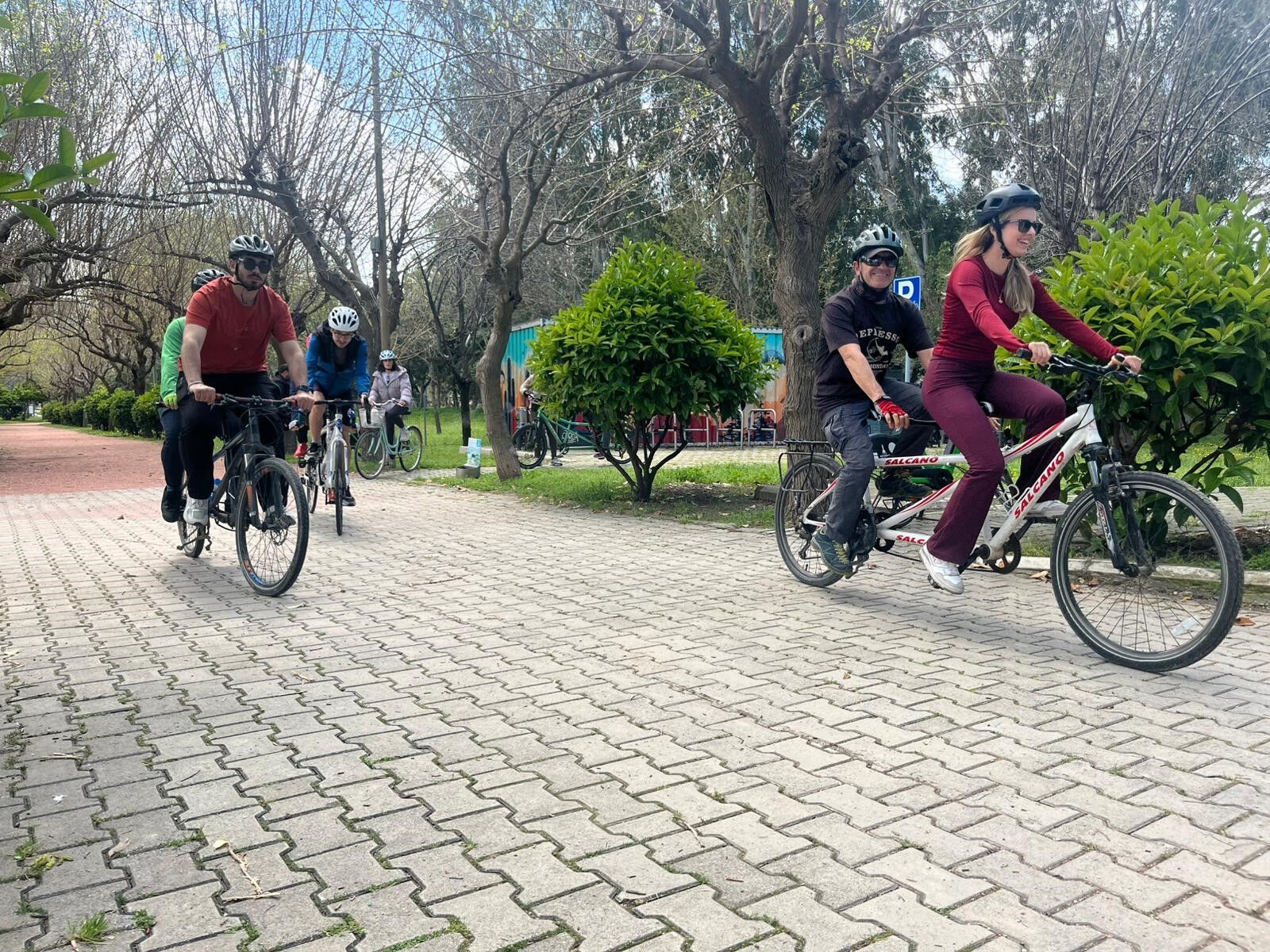 Görme Engelliler Tandem Bisikletlerle Hayata Birlikte Pedal Çeviriyor (4)