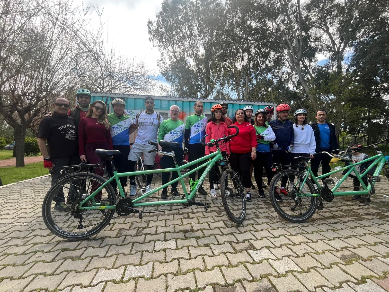 Görme Engelliler Tandem Bisikletlerle Hayata Birlikte Pedal Çeviriyor (5)