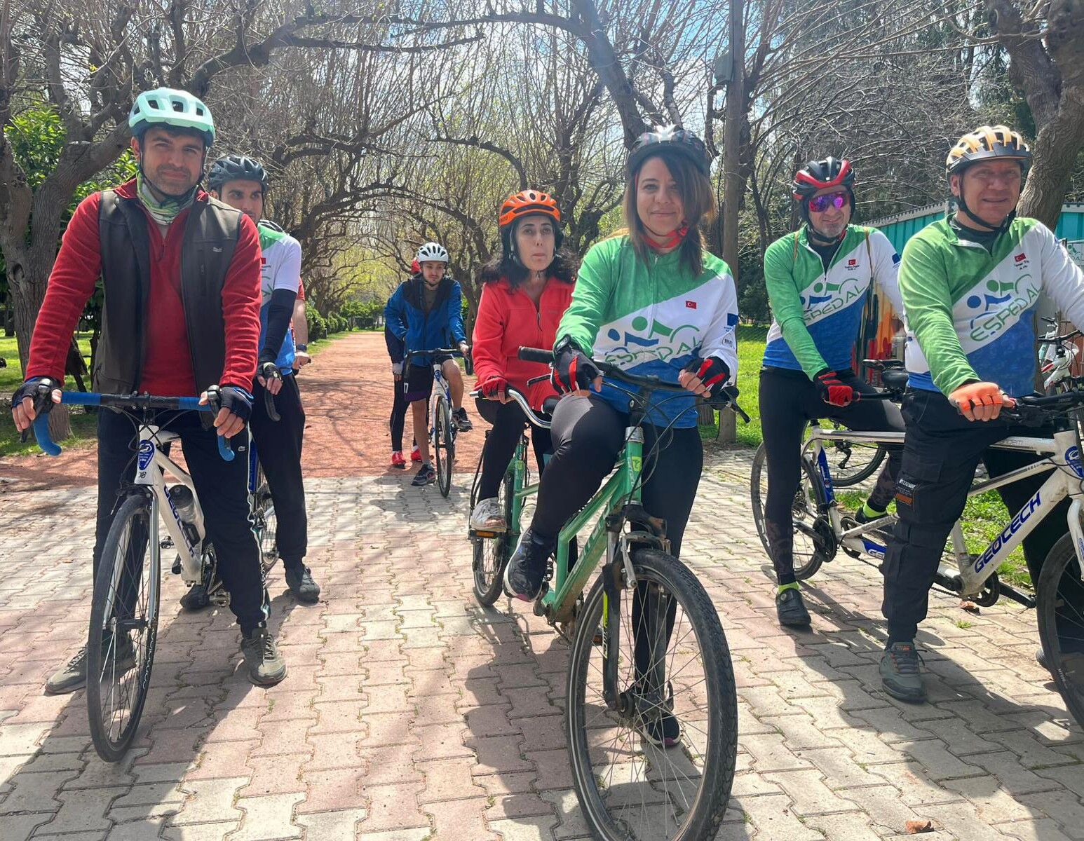 Görme Engelliler Tandem Bisikletlerle Hayata Birlikte Pedal Çeviriyor (6)