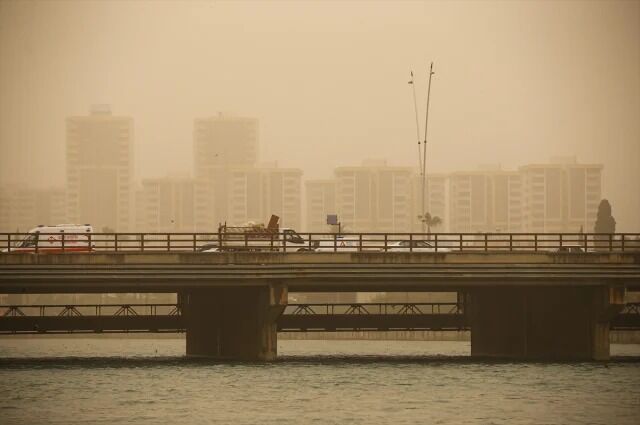 Göz Gözü Görmedi, Çamur Yağdı! Afrika'dan Gelen Çöl Tozu Türkiye'ye Giriş Yaptı (1)